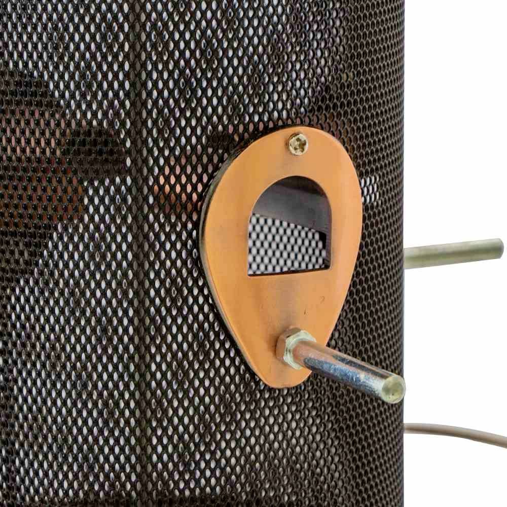 Ein schwarzes Netzgewebe mit einem orangen, tropfenförmigen Metallteil, das eine Öffnung mit einem Stab zeigt, der durch das Gewebe ragt.