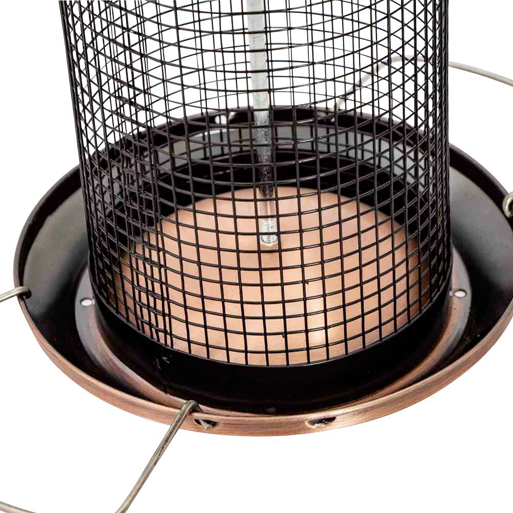 Rundes Metallfutterhäuschen mit Gitterdesign auf Kupferbasis, geeignet für Vögel. Ideal zur Aufbewahrung von Vogelfutter im Freien.