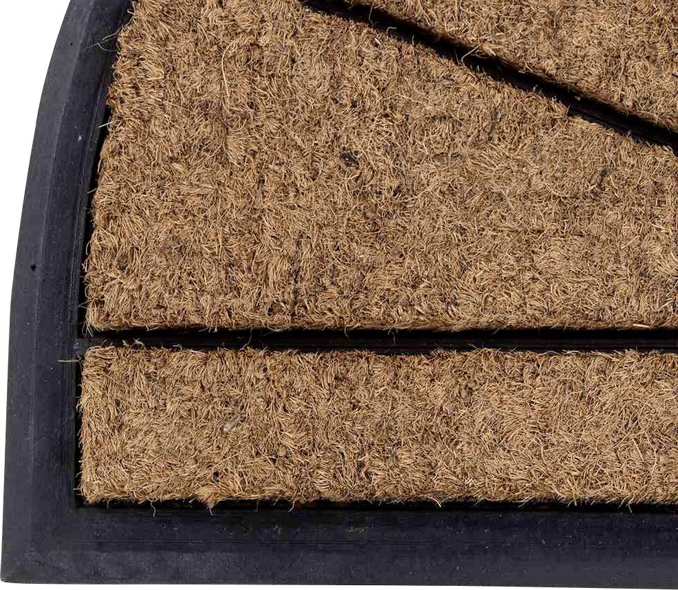 Eine halbrunde Fußmatte aus Kokosfasern mit schwarzem Rand. Die Mattenstruktur ist grob, ideal für das Abstreifen von Schuhen.