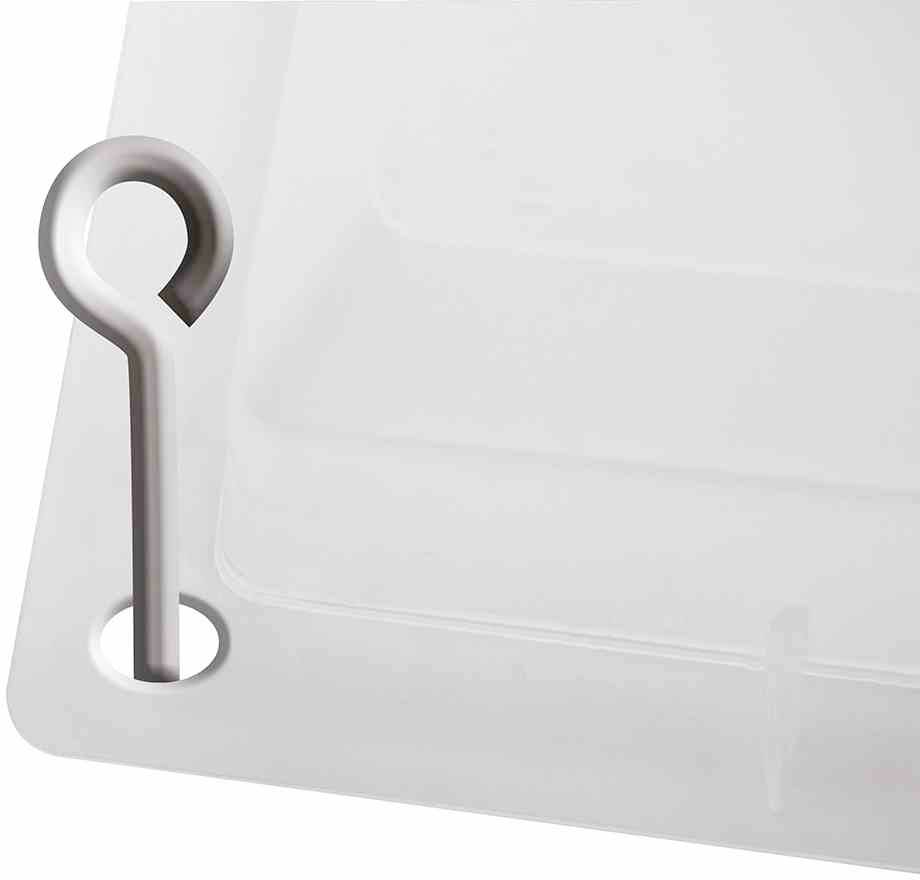 Eine transparente Kunststoffbox mit einem Deckel, der durch eine silberne Öse gesichert ist.