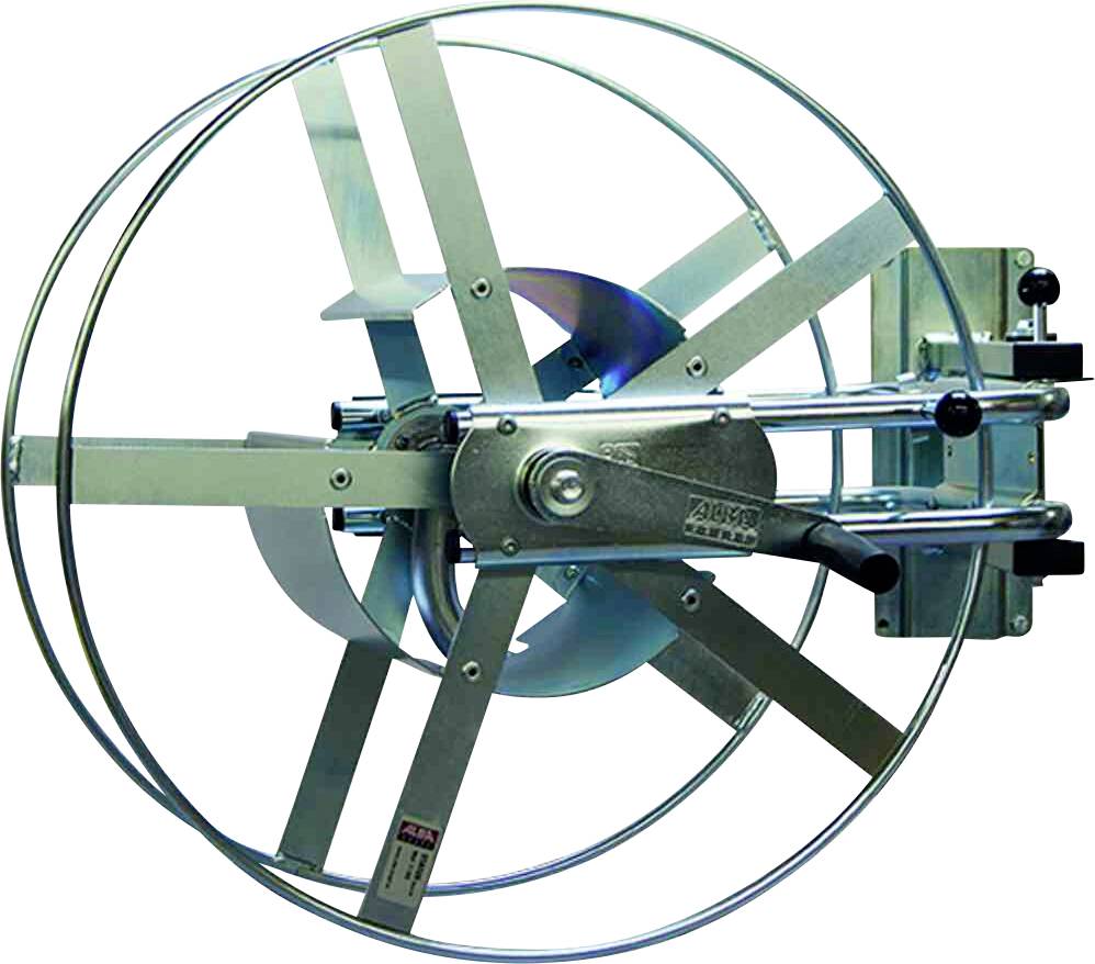 Metallmechanismus mit mehreren drehbaren Armen und Griffen, vermutlich Teil eines automatisierten oder manuellen Gerätesystems.