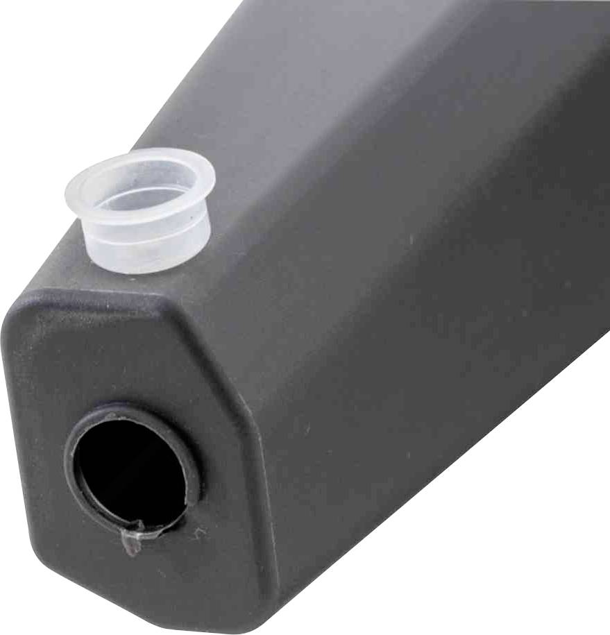 Ein schwarzer Behälter mit offenem Schraubverschluss am oberen Ende. Der Behälter ist schräg positioniert.