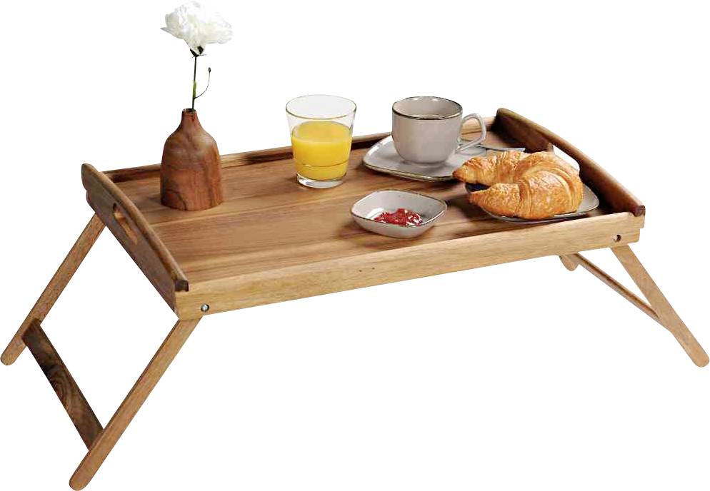 Ein Frühstückstablett aus Holz mit einem Croissant, Marmelade, einem Glas Orangensaft, einer Tasse Kaffee und einer Einzelblume in einer Vase.