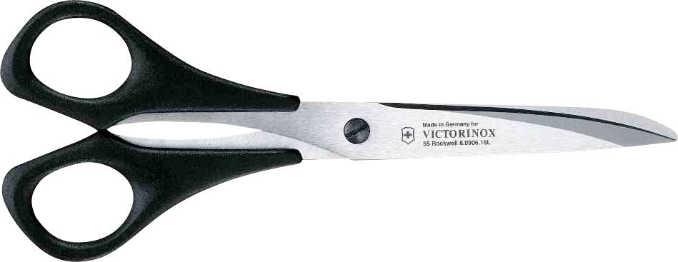 Eine schwarze Schere mit Edelstahlklingen liegt horizontal. Auf der Klinge steht 'Made in Germany for Victorinox'.