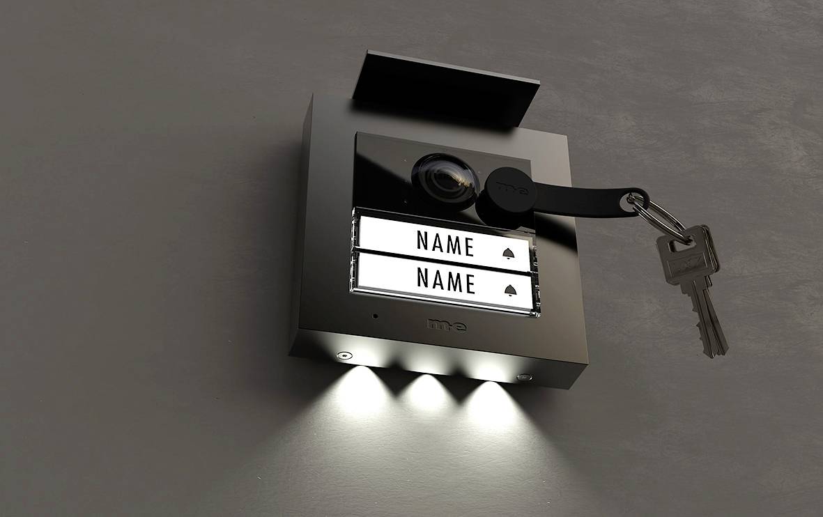 Schwarze Türklingel mit Kamera, Namensschildern und Schlüsselbund, beleuchtet von drei LED-Lichtern an der Unterseite.