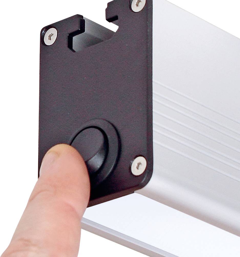 Ein Finger drückt einen schwarzen Knopf an einem silbernen Gerät.