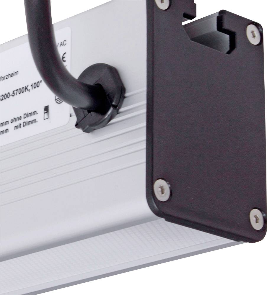 Ein silbernes rechteckiges Beleuchtungsgerät mit schwarzem Halterungsstück. Aufkleber mit technischen Details ist sichtbar.