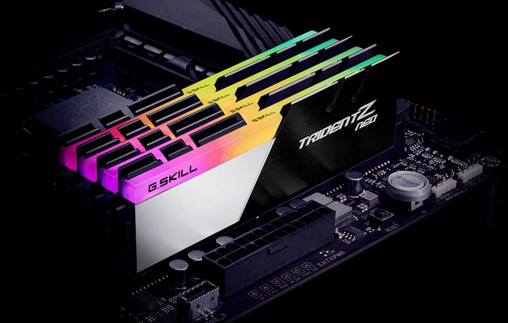 G.SKILL Trident Z RGB RAM-Module in einem Motherboard installiert. Die Module leuchten in verschiedenen Farben und bieten eine hohe Leistung.