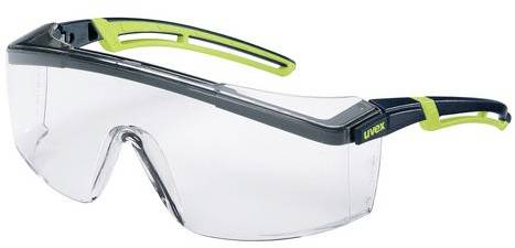 Schutzbrille mit transparenten Gläsern und grün-schwarzem Gestell, geeignet für Sicherheitsanwendungen.