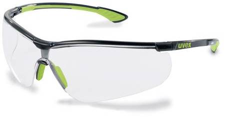 Eine Schutzbrille mit klaren Gläsern und grünen Details am Rand und Bügeln, geeignet für Sicherheitszwecke.