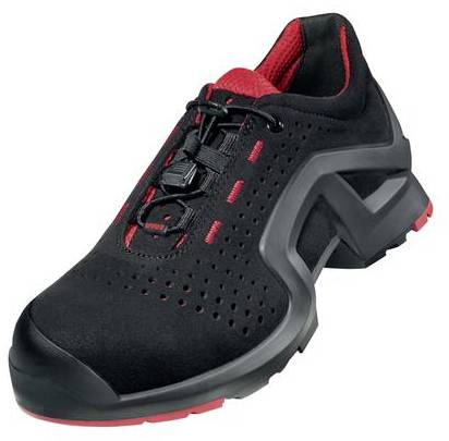 Ein schwarzer Sportschuh mit roten Akzenten und einer stabilen Sohle, geeignet für Outdoor-Aktivitäten.