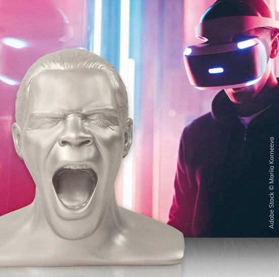 Büste eines schreienden Mannes in Silber vor einer Person mit VR-Headset und bunten Neonlichtern im Hintergrund.