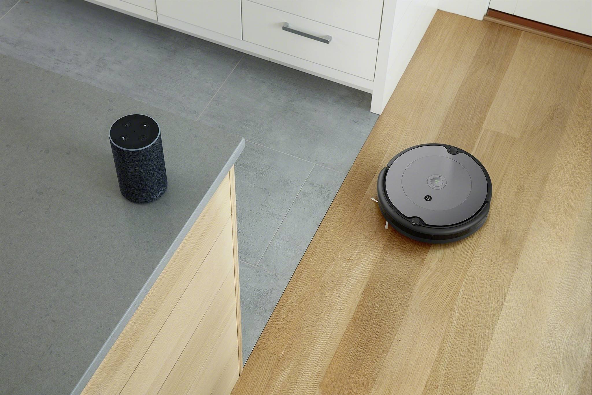 iRobot Roomba 697 Saugroboter Hellgrau, Schwarz kompatibel mit Amazon Alexa, kompatibel mit Google Home