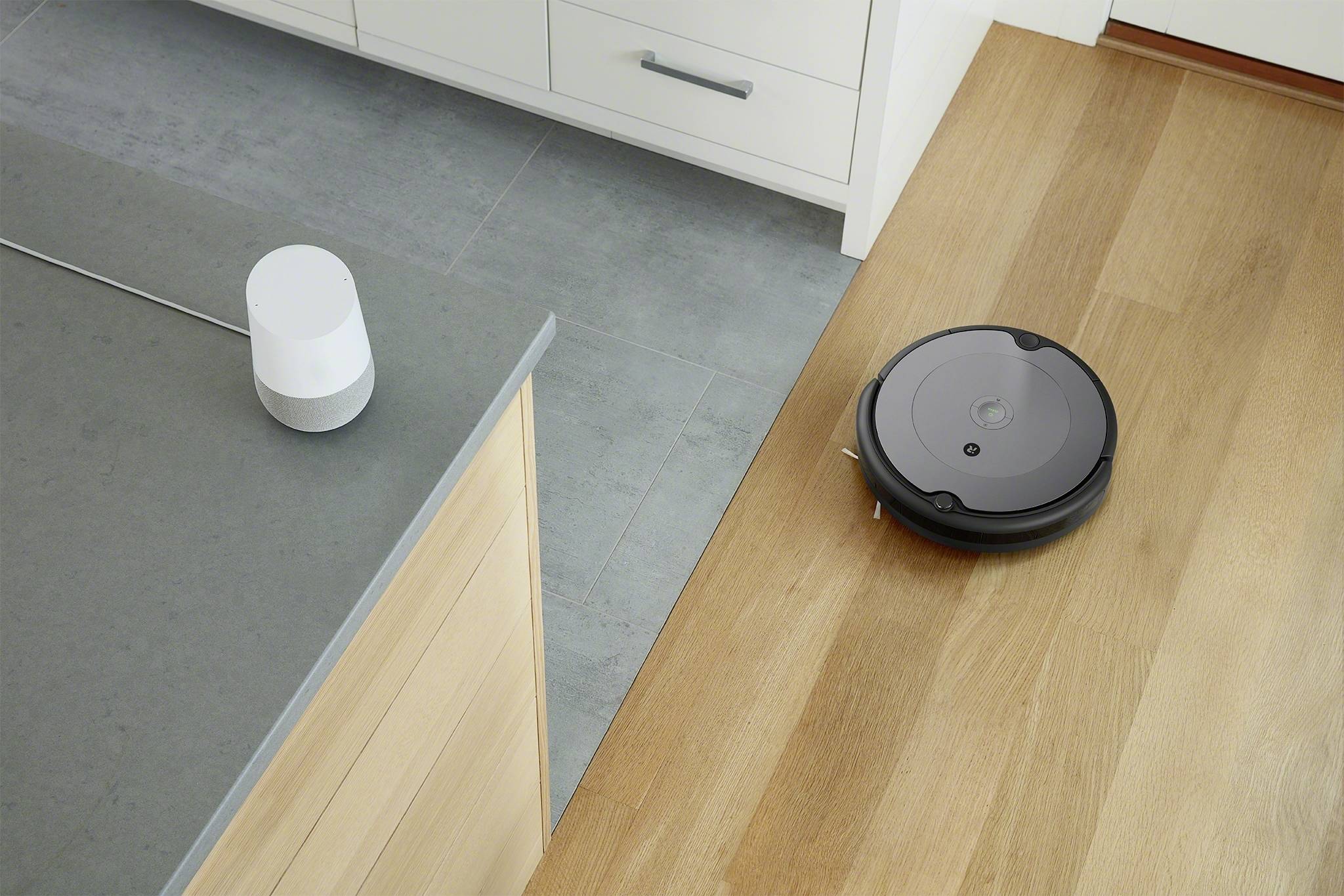 iRobot Roomba 697 Saugroboter Hellgrau, Schwarz kompatibel mit Amazon Alexa, kompatibel mit Google Home