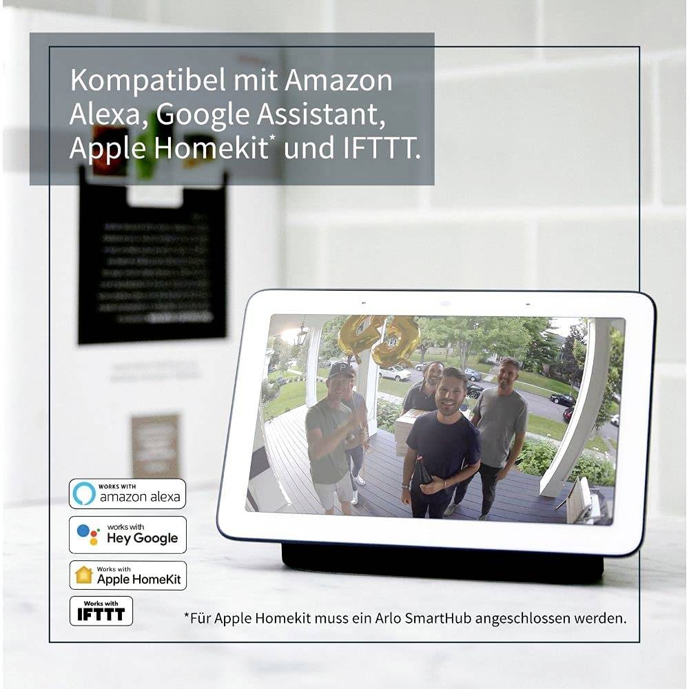 Eingabegerät auf Tisch, kompatibel mit Amazon Alexa, Google Assistant, Apple HomeKit und IFTTT. Bildschirm zeigt eine Gruppe von Menschen.