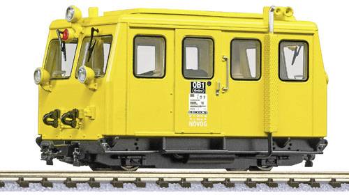 Gelbes Schienenfahrzeug auf Gleis, mit zwei Frontleuchten und Seitenfenstern, kennzeichnet sich durch ein Schild an der Seite.