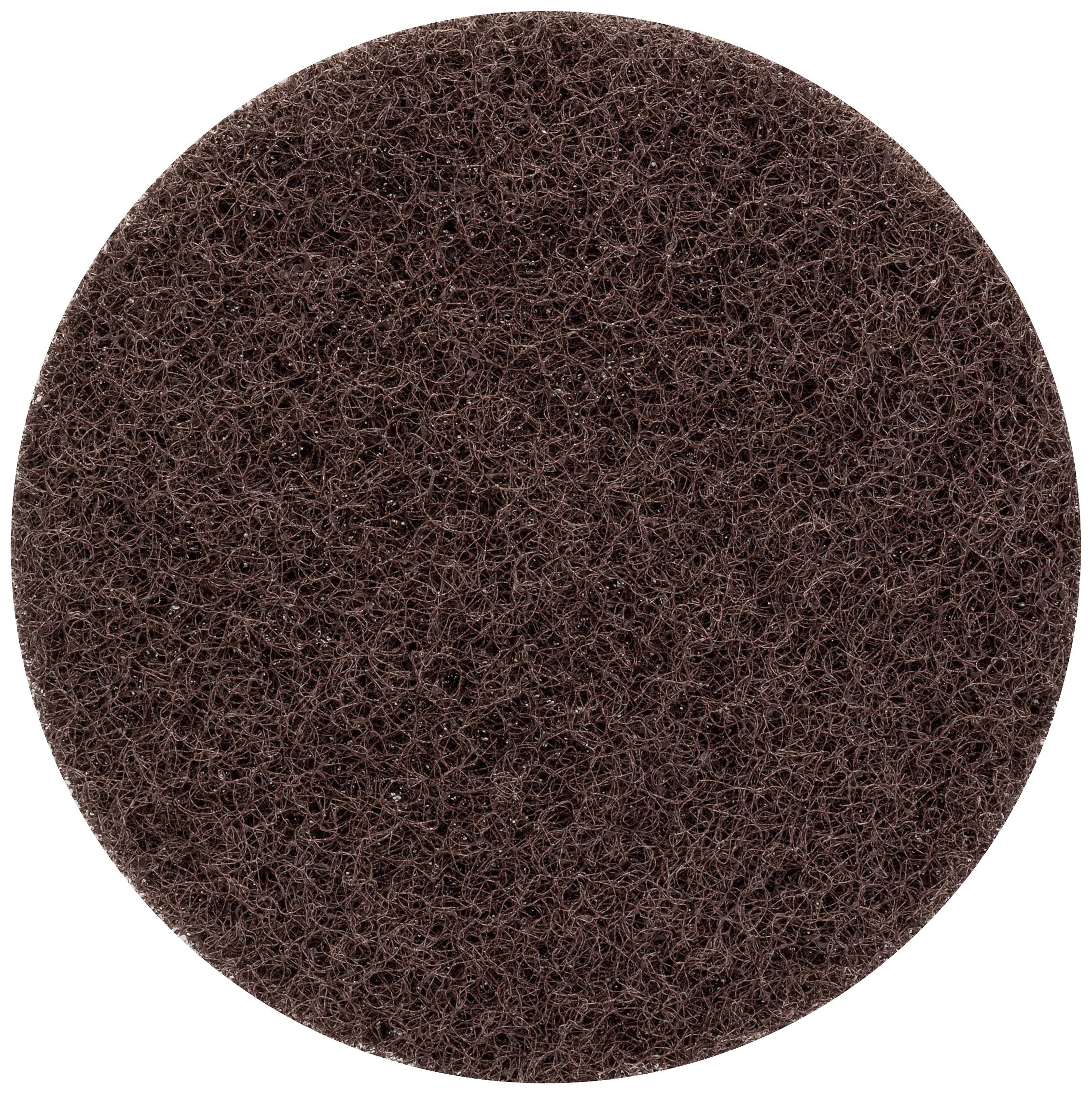 Braune, ovale Scheuerschwamm-Oberfläche, texturierte Faserstruktur, auf weißem Hintergrund.