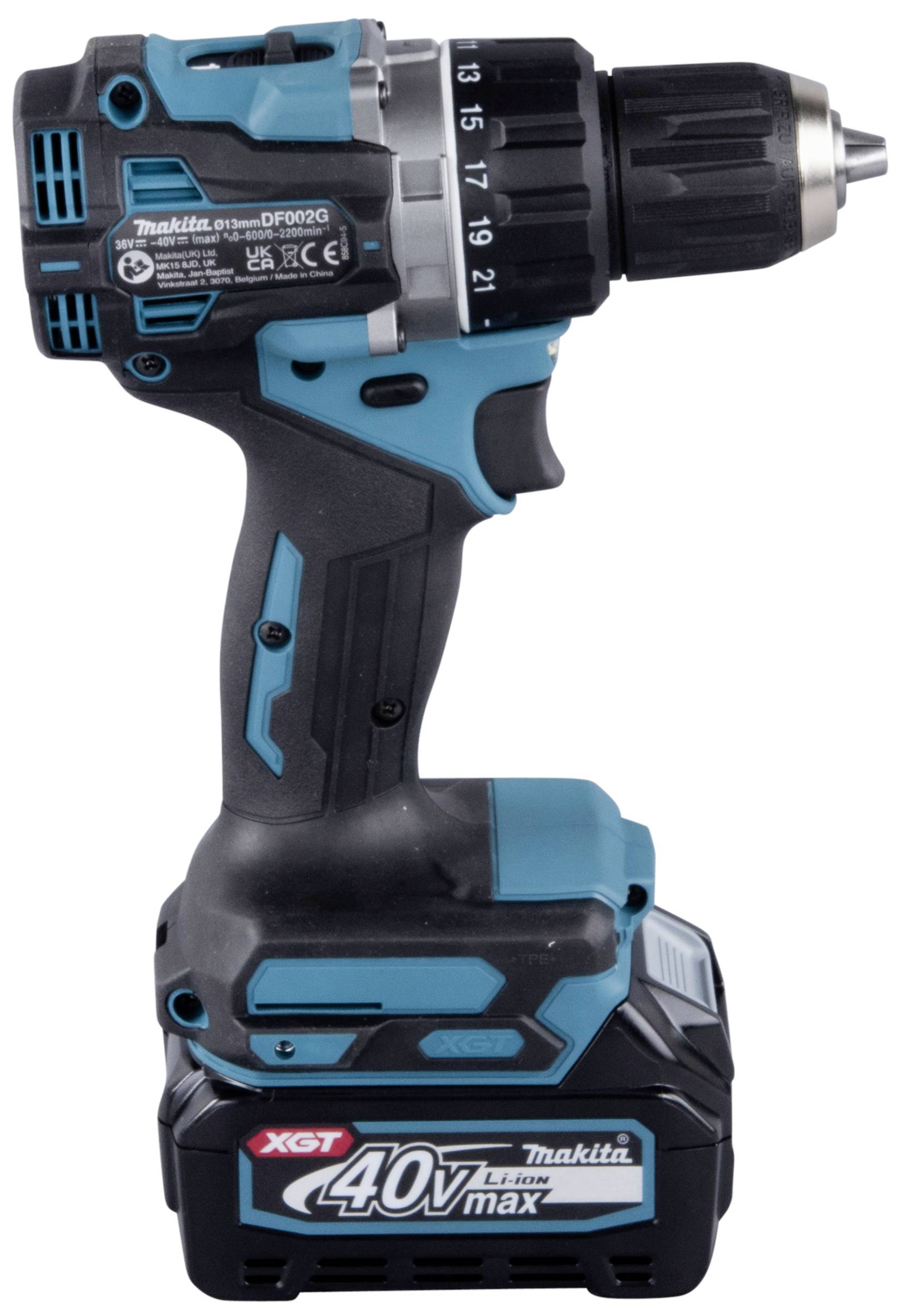Ein blauer Akkuschrauber der Marke Makita mit schwarz-grauen Akzenten, Modell XGT 40V max, steht aufrecht auf einer weißen Fläche.