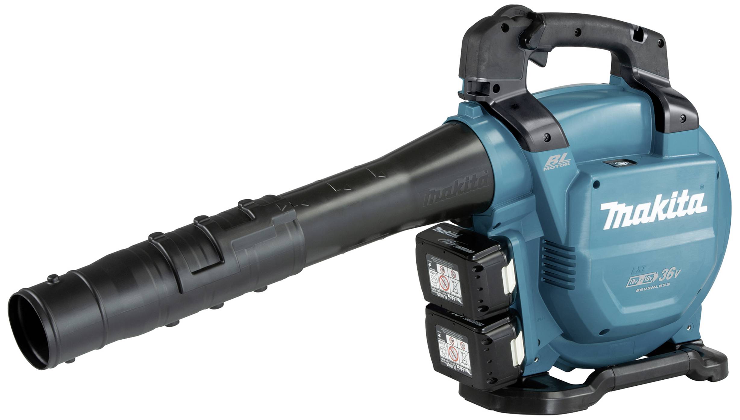 Ein kabelloses, blaues Gebläsewerkzeug von Makita mit zwei Akkus, das zur Reinigung von Außenflächen verwendet wird.