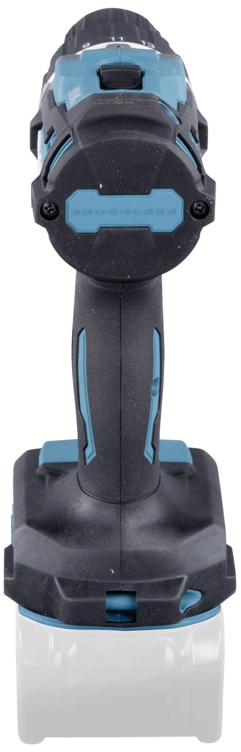 Ein Akku-Bohrschrauber mit schwarzem und blauem Gehäuse. Er steht aufrecht und bietet keinen sichtbaren Akkupack.