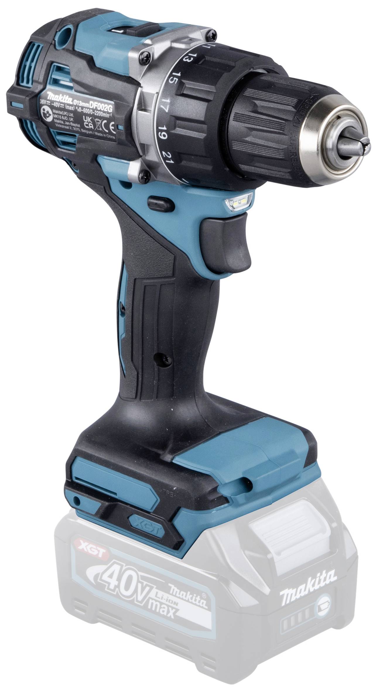 Ein blauer Akku-Bohrschrauber mit schwarzem Griff und silbernem Bohrfutter. Die Marke ist 'Makita', das Gerät steht auf einer Batterie.