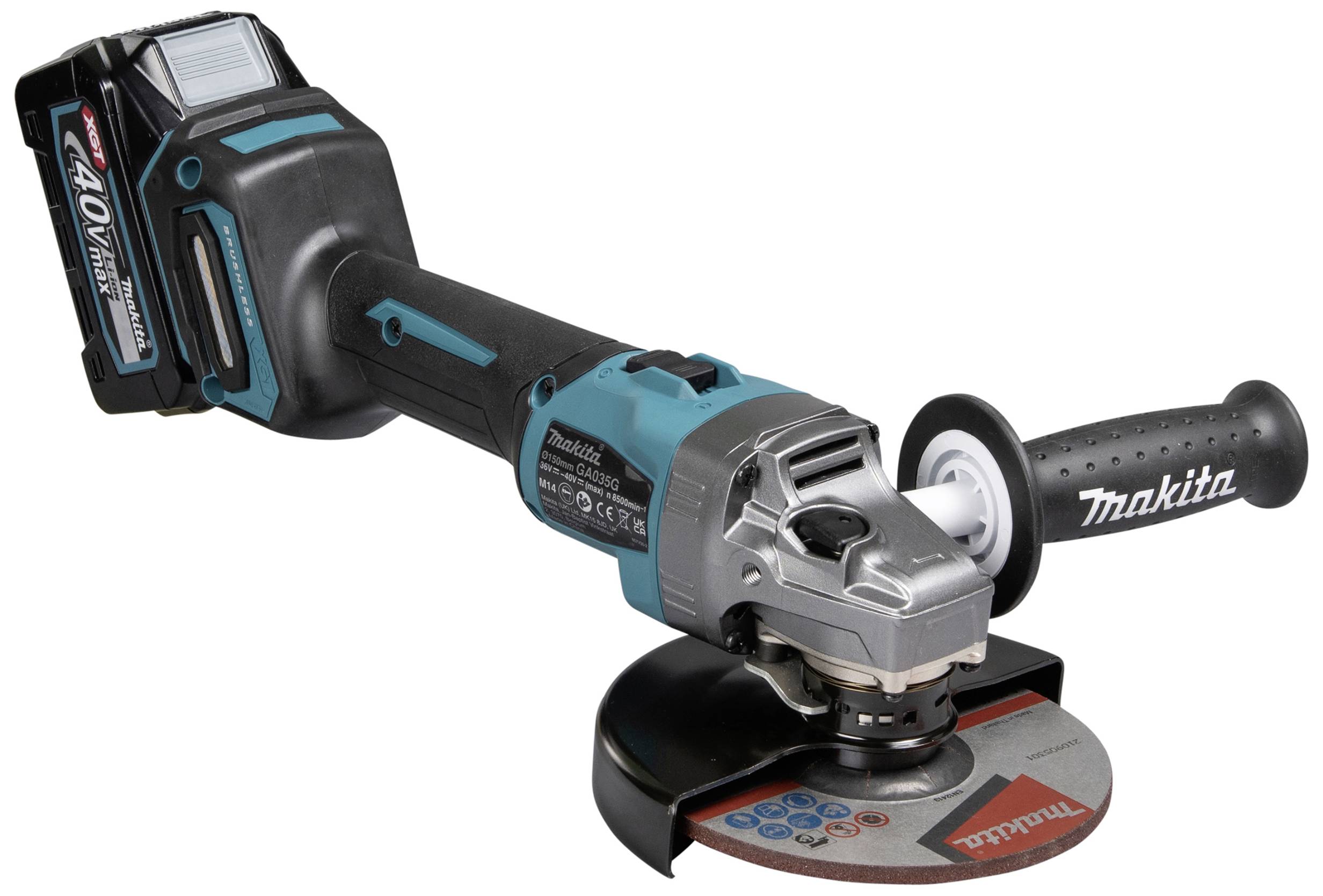 Akku-Winkelschleifer mit ergonomischem Griff, Makita-Label auf Griff und Scheibe. Dieses Elektrowerkzeug wird zum Schleifen genutzt.