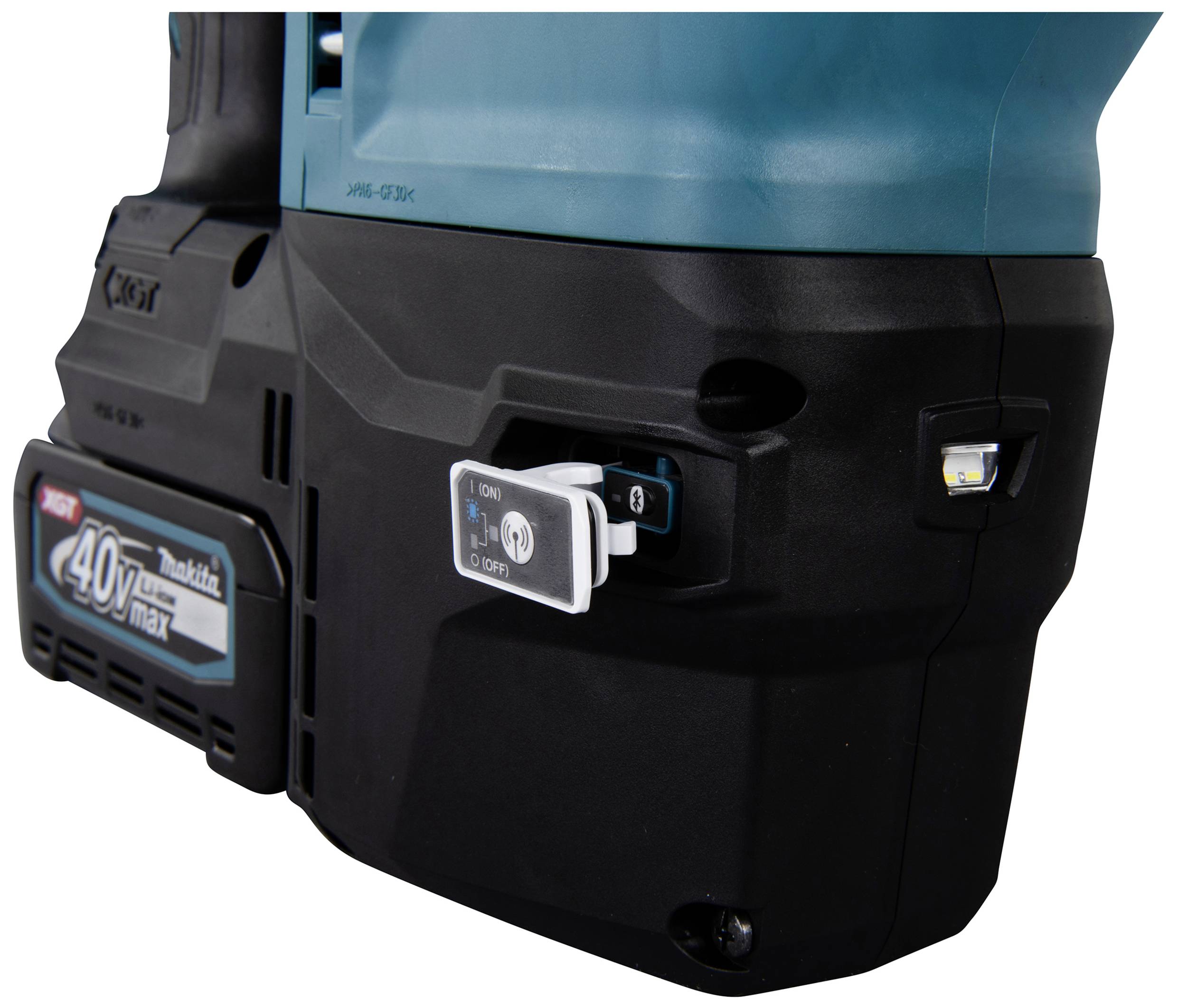Ein seitlich aufgenommenes, blau-schwarzes Elektrowerkzeug mit 'Makita 40V max' Aufschrift und einem weißen Schalter auf 'On'.