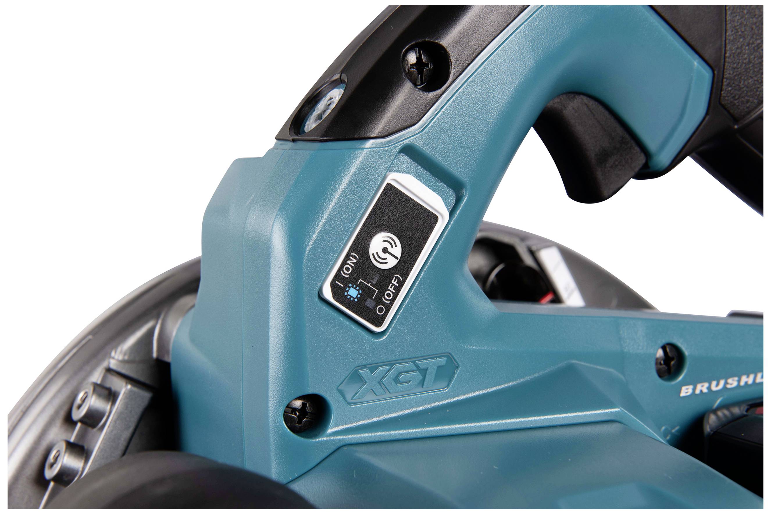 Nahaufnahme einer elektrischen Werkzeugsteuerung mit einer Taste für 'Ein' und 'Aus' und einem Rädchen zur Anpassung der Geschwindigkeit.