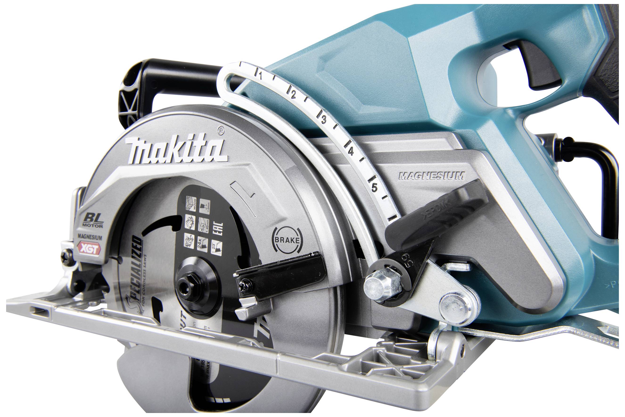 Eine Makita-Kreissäge mit silberner Klinge und blauer Abdeckung. Sie hat Skalenmarkierungen für präzise Tiefeneinstellungen.