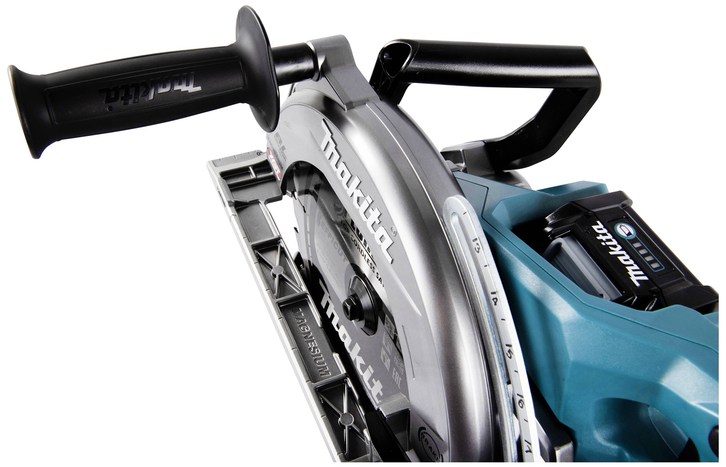 Akkubetriebene Kreissäge mit Makita-Logo, blauer Gehäusefarbe und ergonomischem Griff, Batteriefach sichtbar.