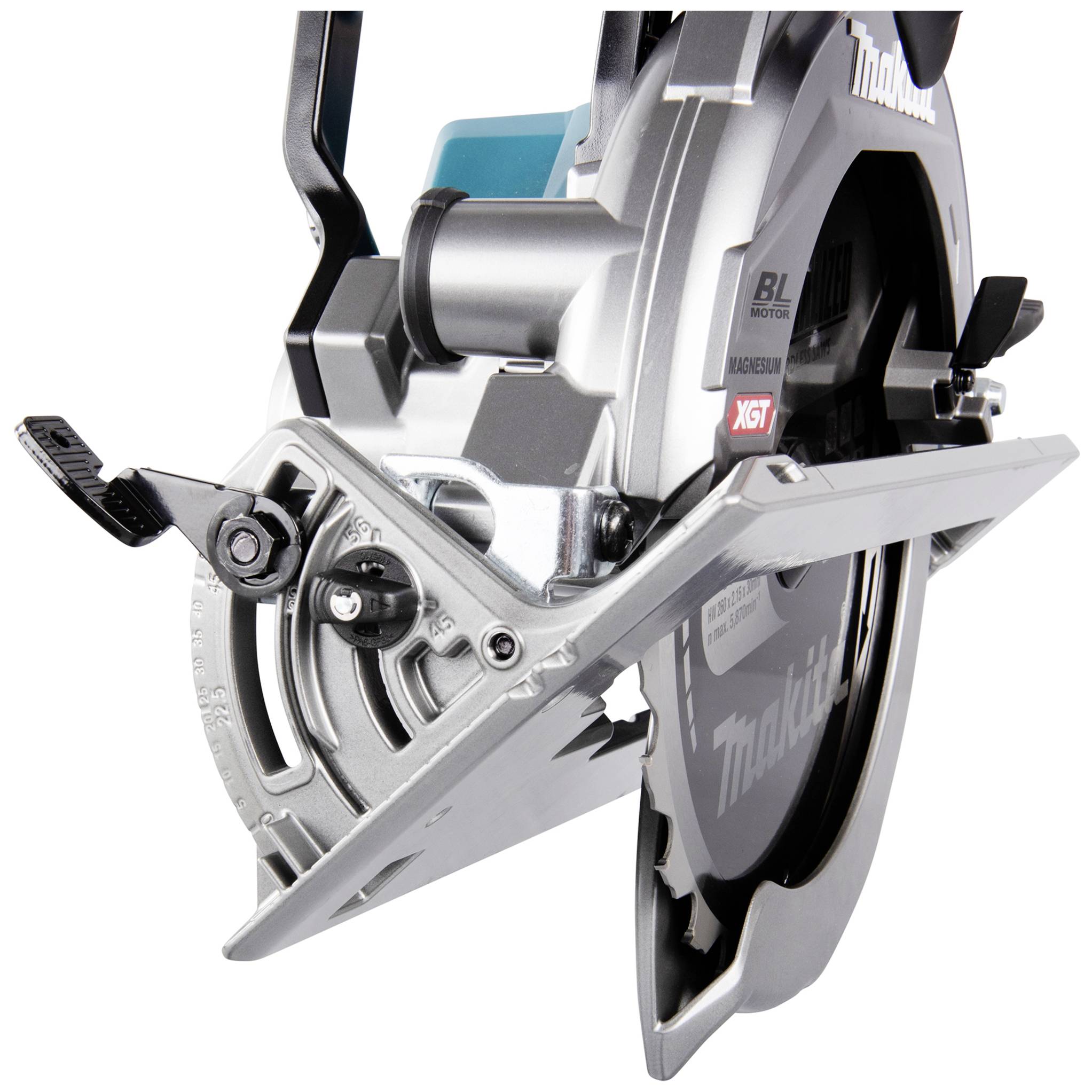 Eine Kreissäge mit silberner Klinge und schwarzem Gehäuse, auf einem weißen Hintergrund, zeigt präzise verstellbare Einstellungen.