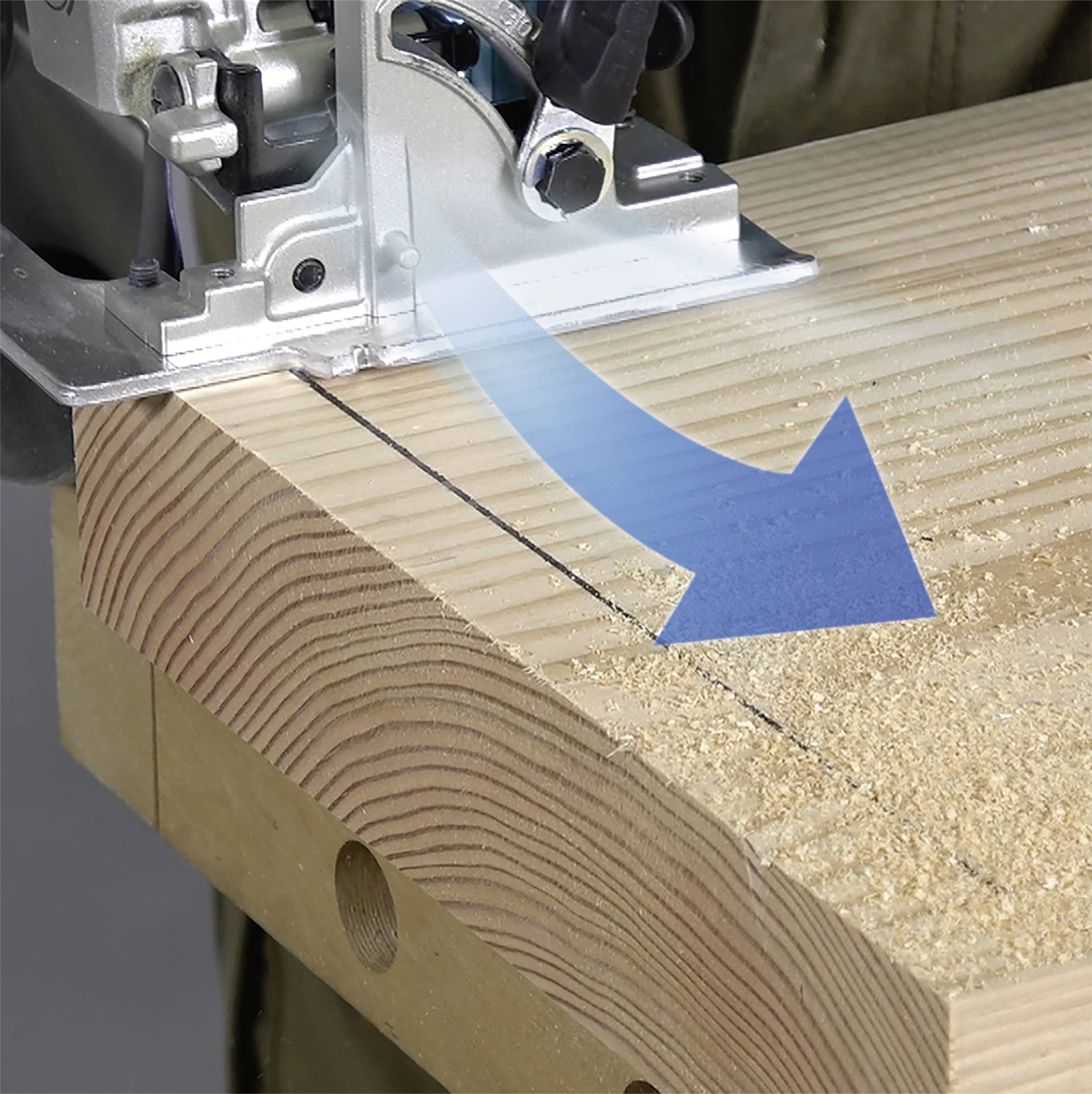 Eine elektrische Säge schneidet entlang einer Linie in ein Holzbrett. Ein blauer Pfeil zeigt die Richtung der Schnittbewegung an.