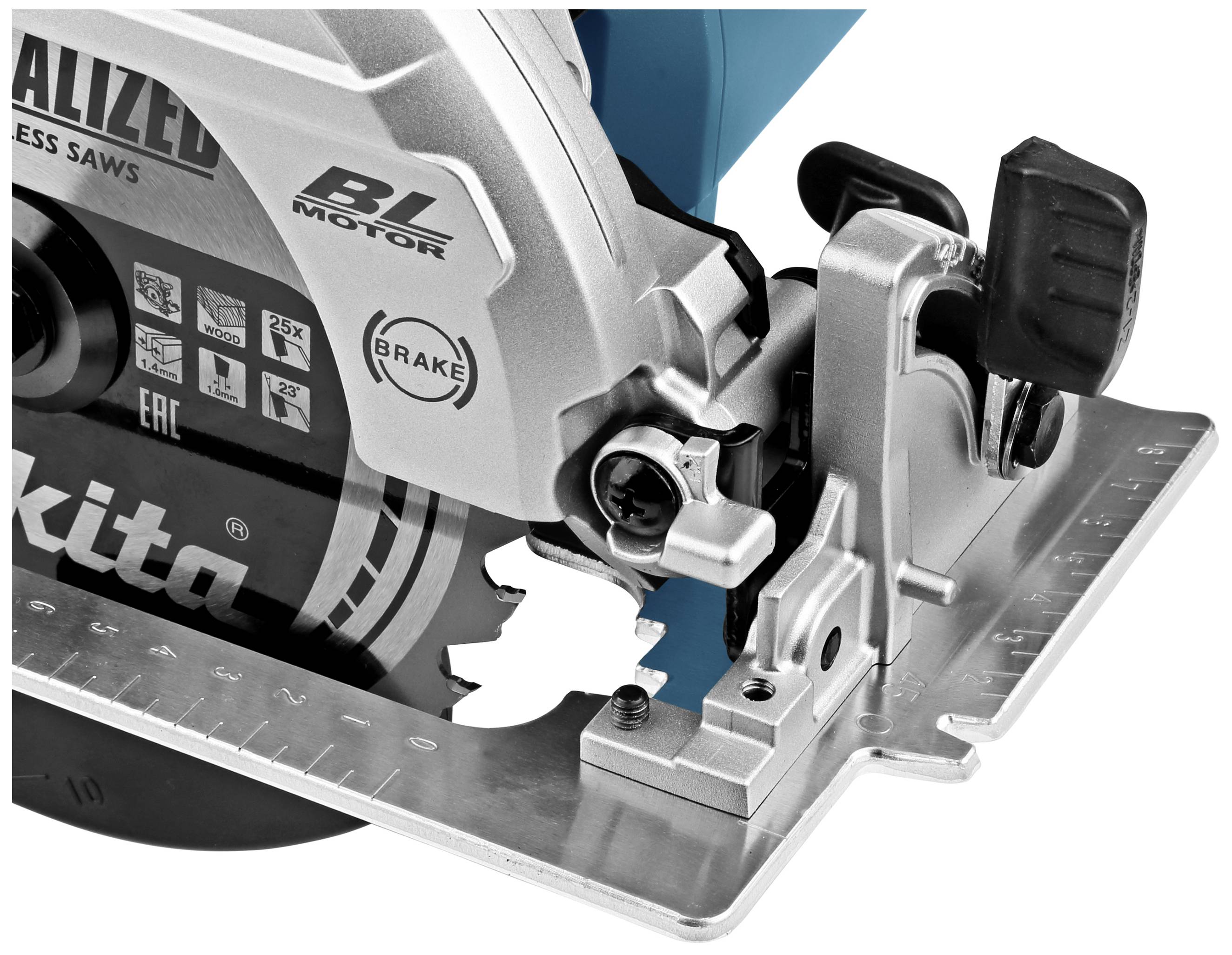 Eine Nahaufnahme einer elektrischen Handkreissäge, die das Sägeblatt und Teile der Bedienelemente zeigt.