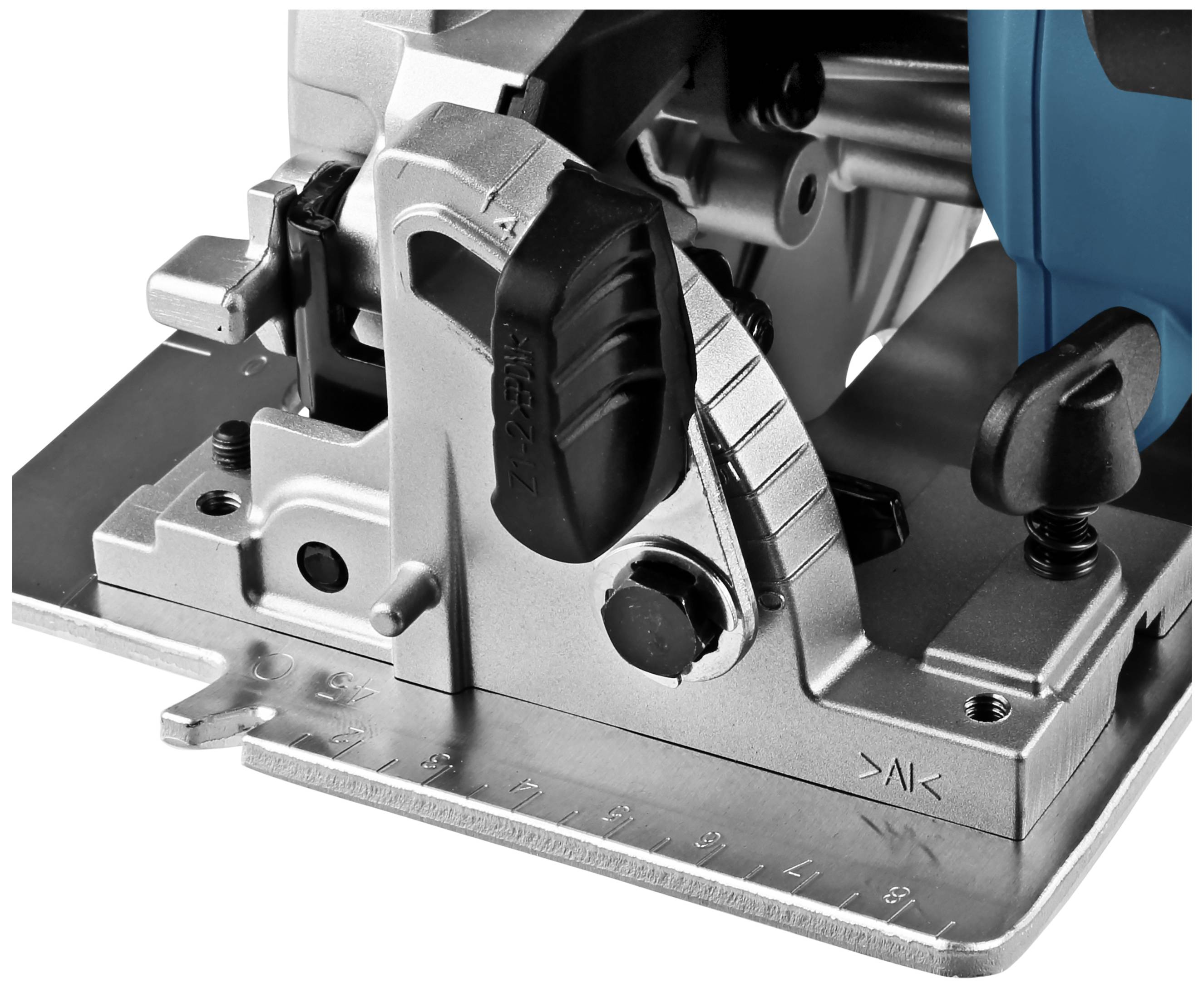Nahaufnahme eines Teils einer Kreissäge mit Fokus auf das Sägeblatt und die tiefeneinstellbare Basis.