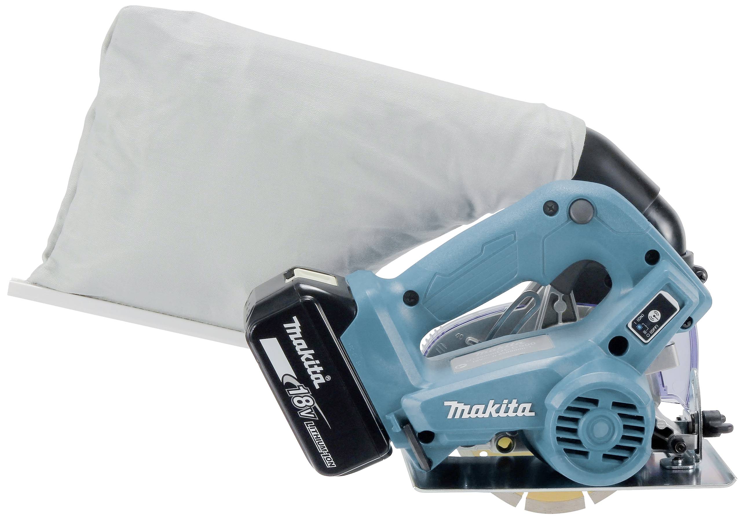 Tragbare blaue Handkreissäge mit Staubbeutel, seitlich gesehen. Akku-Modell von Makita, geeignet für präzise Holzarbeiten.