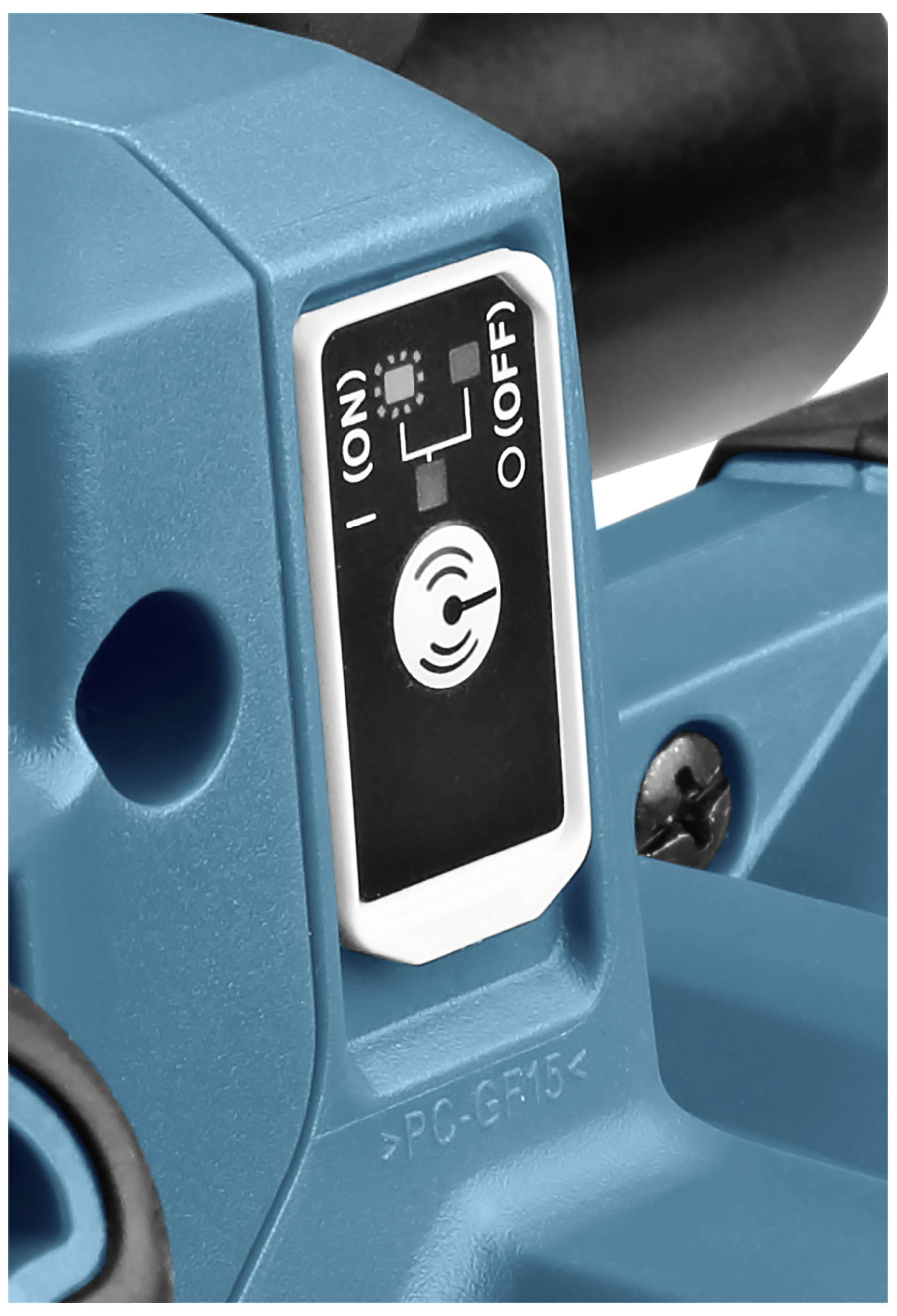 Nahaufnahme eines Schalters an einem blauen Elektrowerkzeug mit den Symbolen 'I (ON)' und 'O (OFF)' sowie einem Wireless-Symbol.