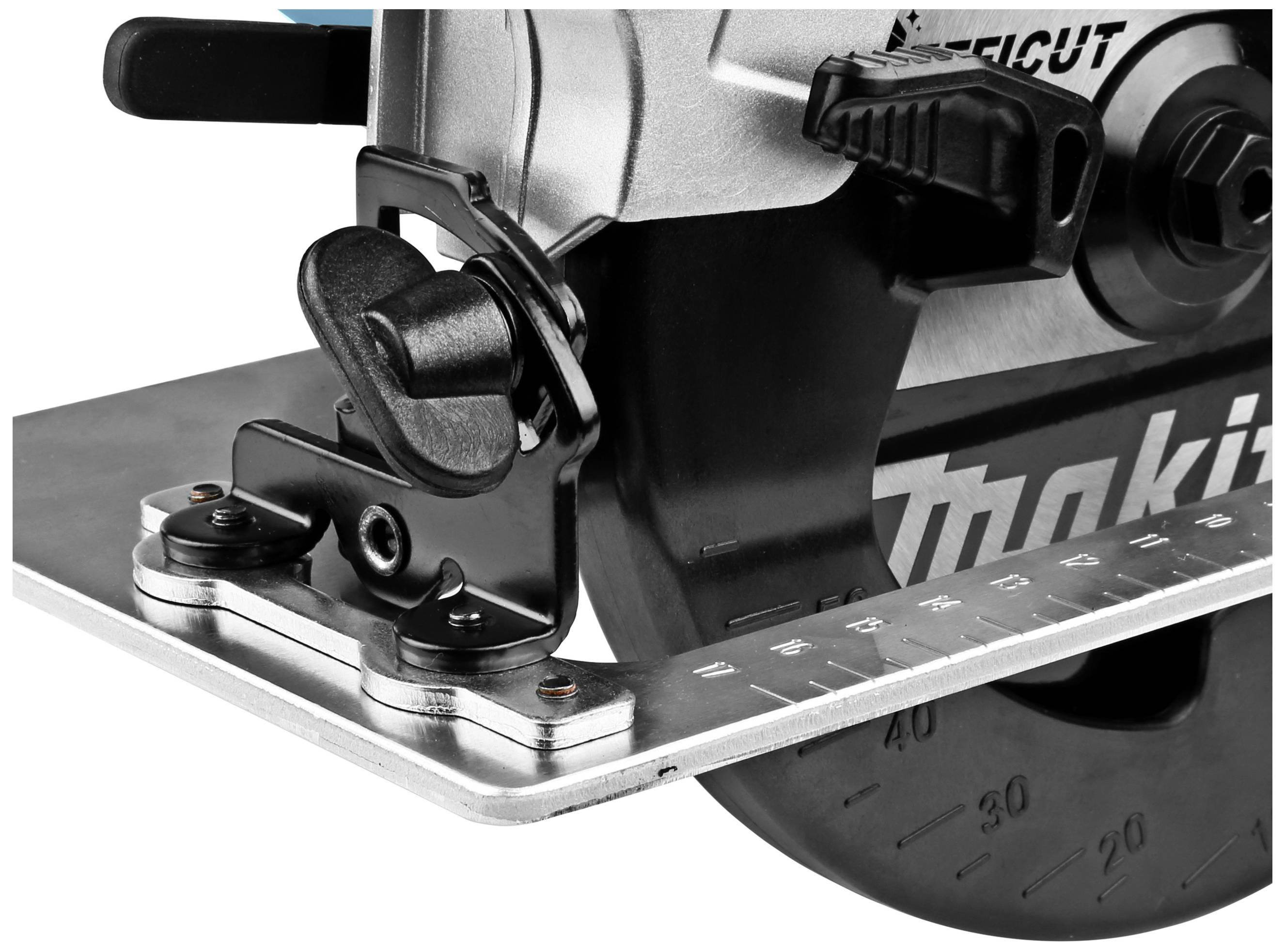 Nahaufnahme einer Motorsäge mit scharfem, kreisförmigem Sägeblatt und Skaleneinstellung. Fokus auf Präzision und Schneidewerkzeug.