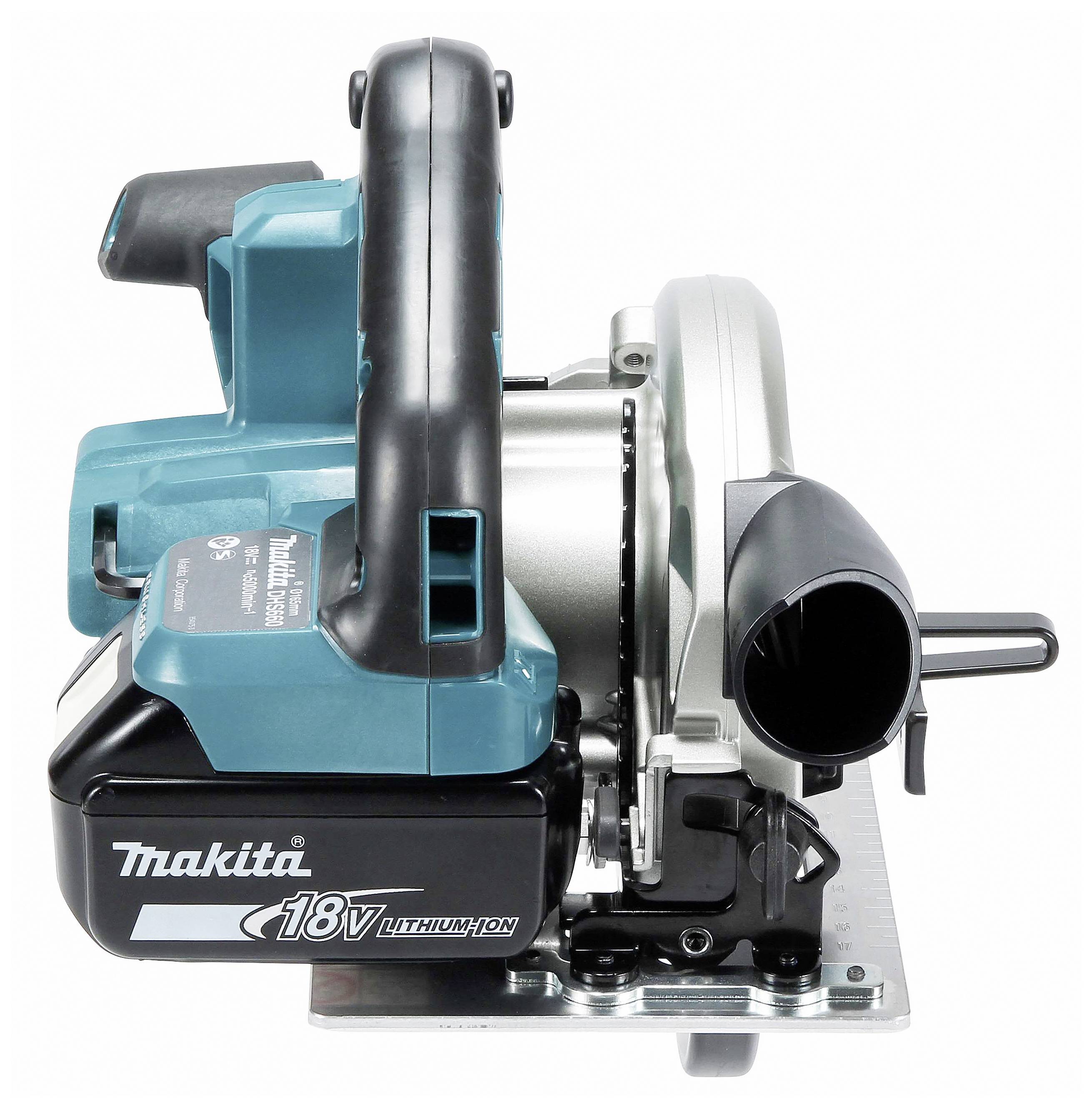 Akku-Handkreissäge in blau-schwarzer Farbe, vorderseitig, zeigt den Griff, das Sägeblattgehäuse und den Makita 18V Lithium-Ionen-Akku.