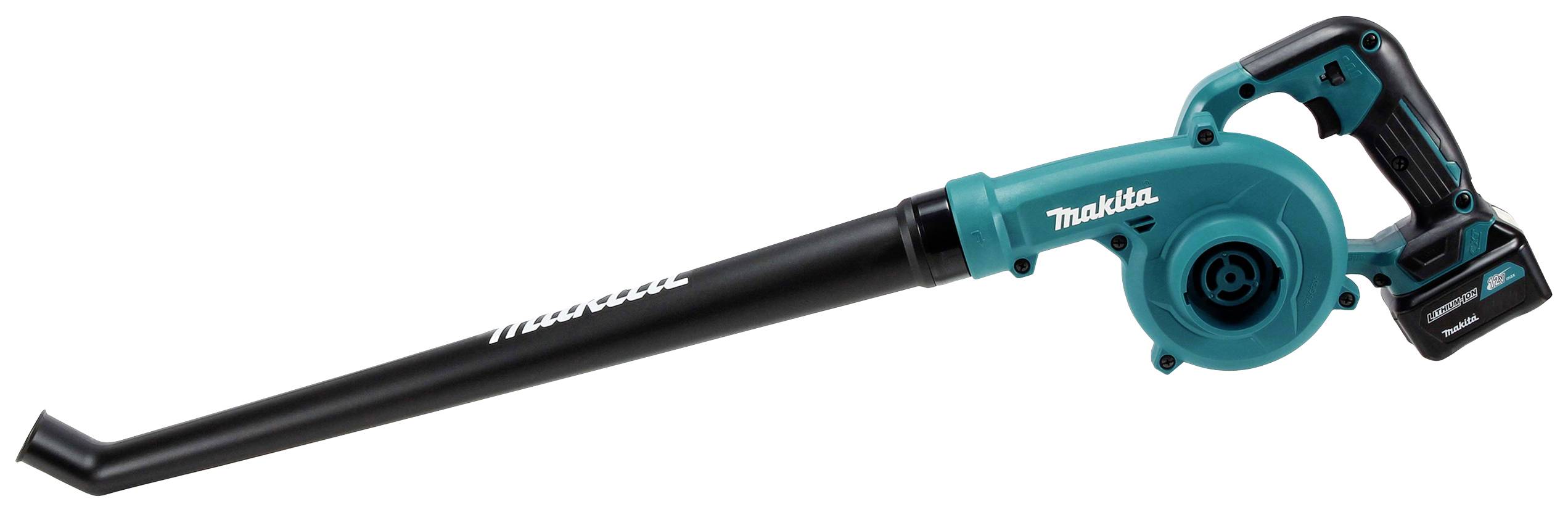 Ein handgehaltener, kabelloser Laubbläser mit langem schwarzen Rohr und blauem Gehäuse. Er ist von der Marke Makita.