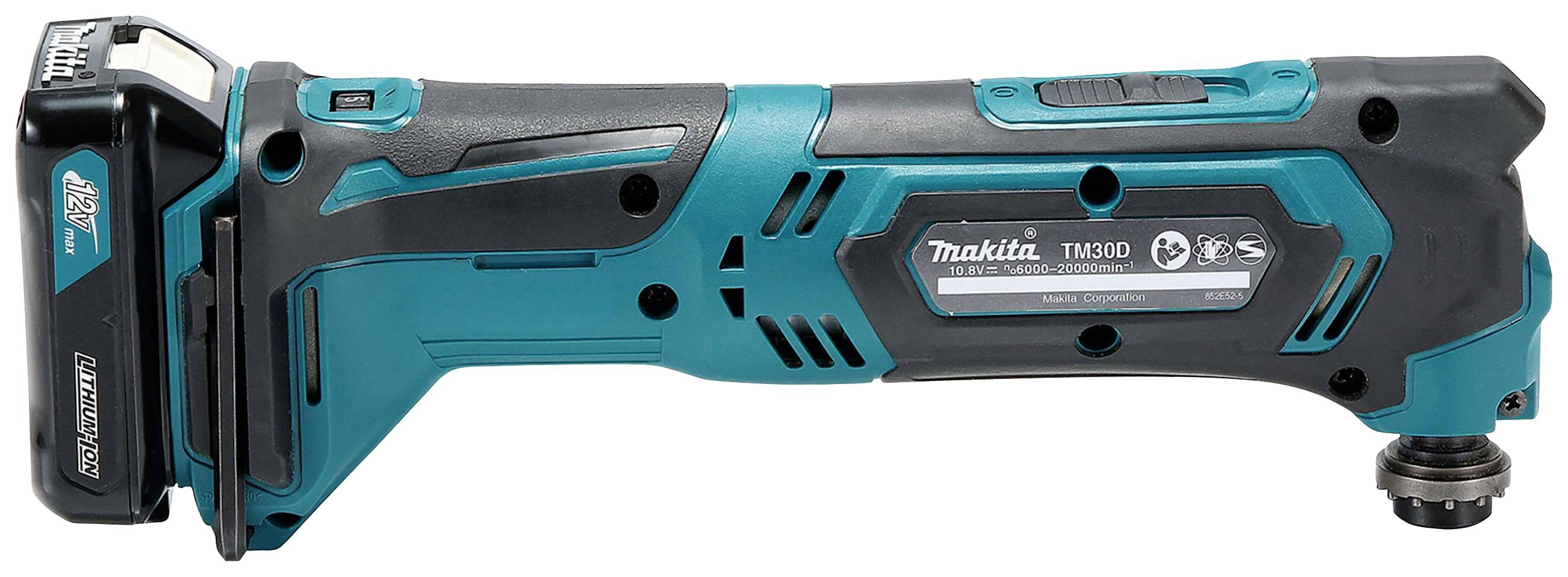 Ein blauer, kabelloser Multischleifer der Marke Makita, Modell TM30D, abgebildet von der Seite mit einem sichtbaren Akku.