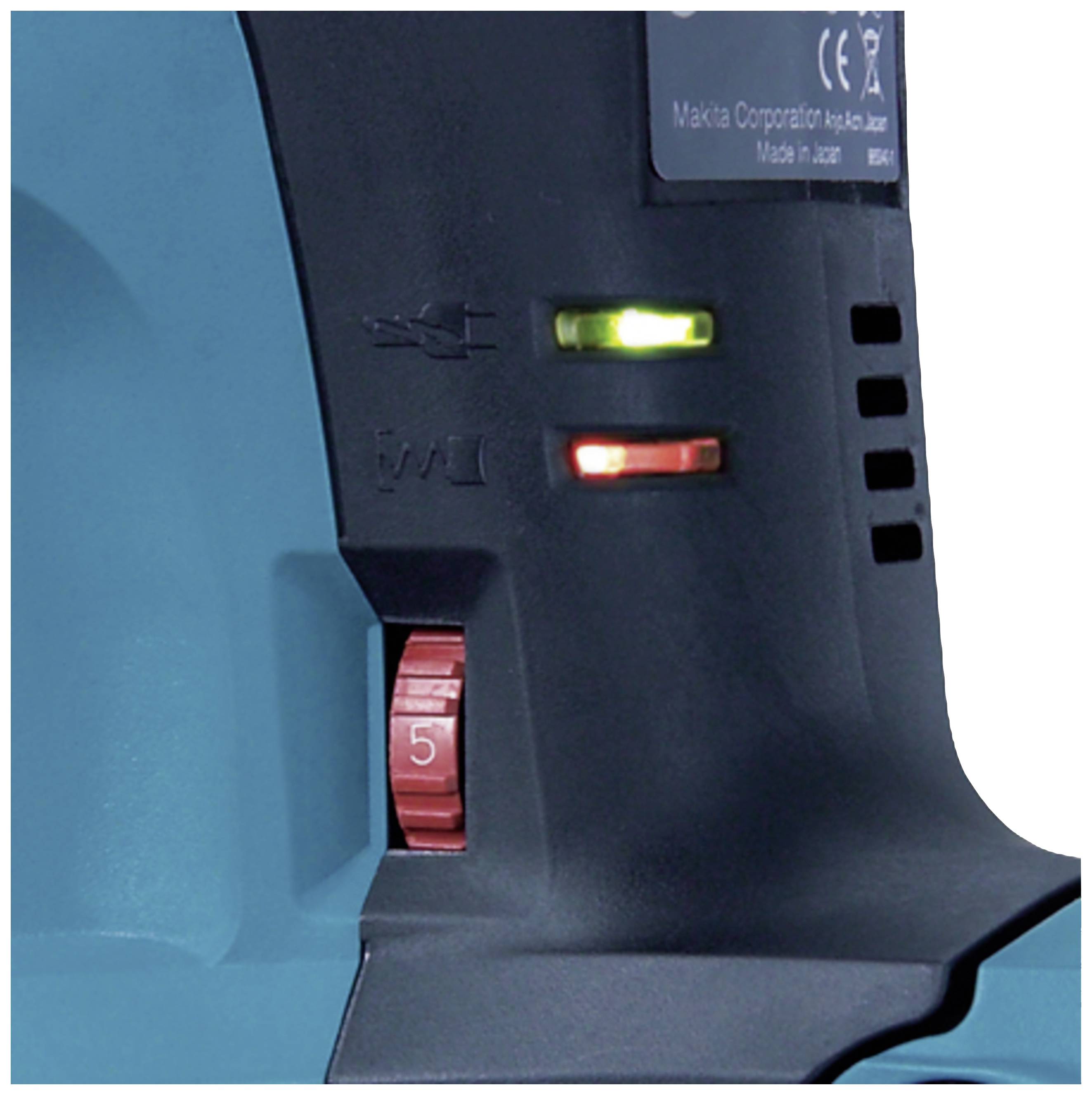 Close-up einer blauen elektrischen Säge. Fokus auf ein Bedienfeld mit einer roten Drehknopf-Einstellung auf '5' und zwei leuchtenden LED-Anzeigen in Grün und Rot.