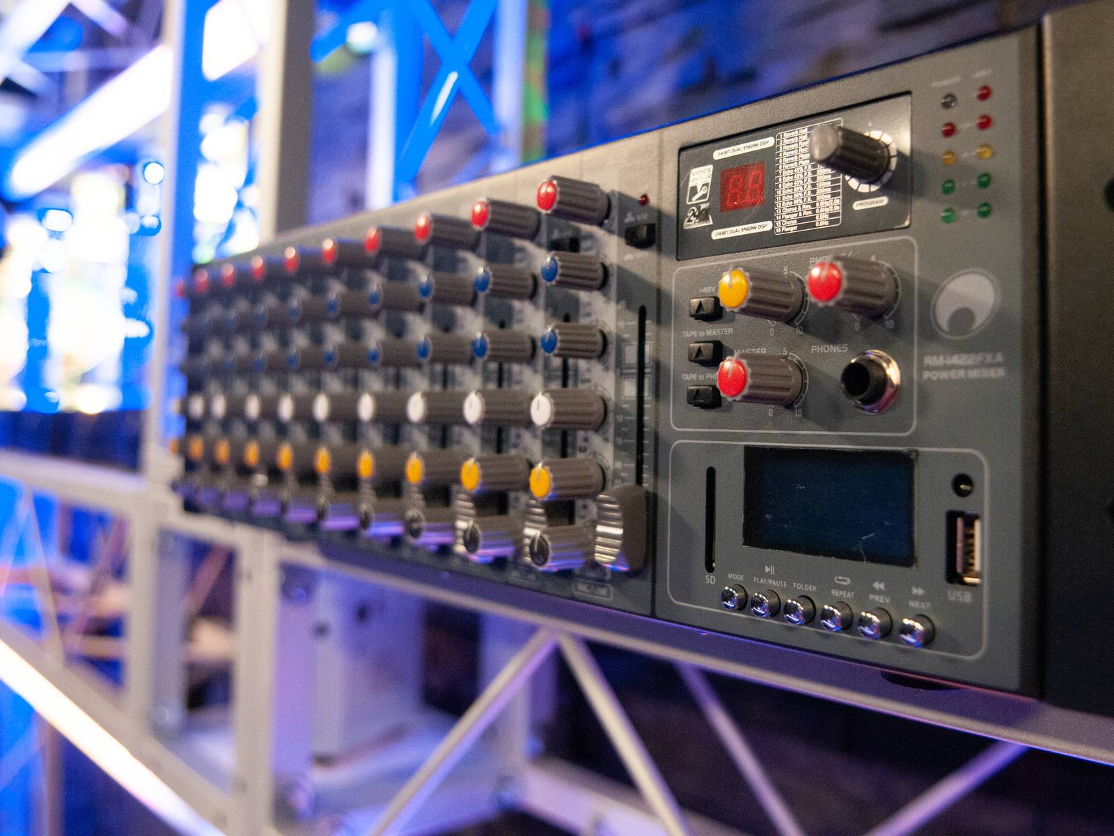 Omnitronic RM-1422FXA 2x 400W Powermixer Kanäle:12 USB-Anschluss