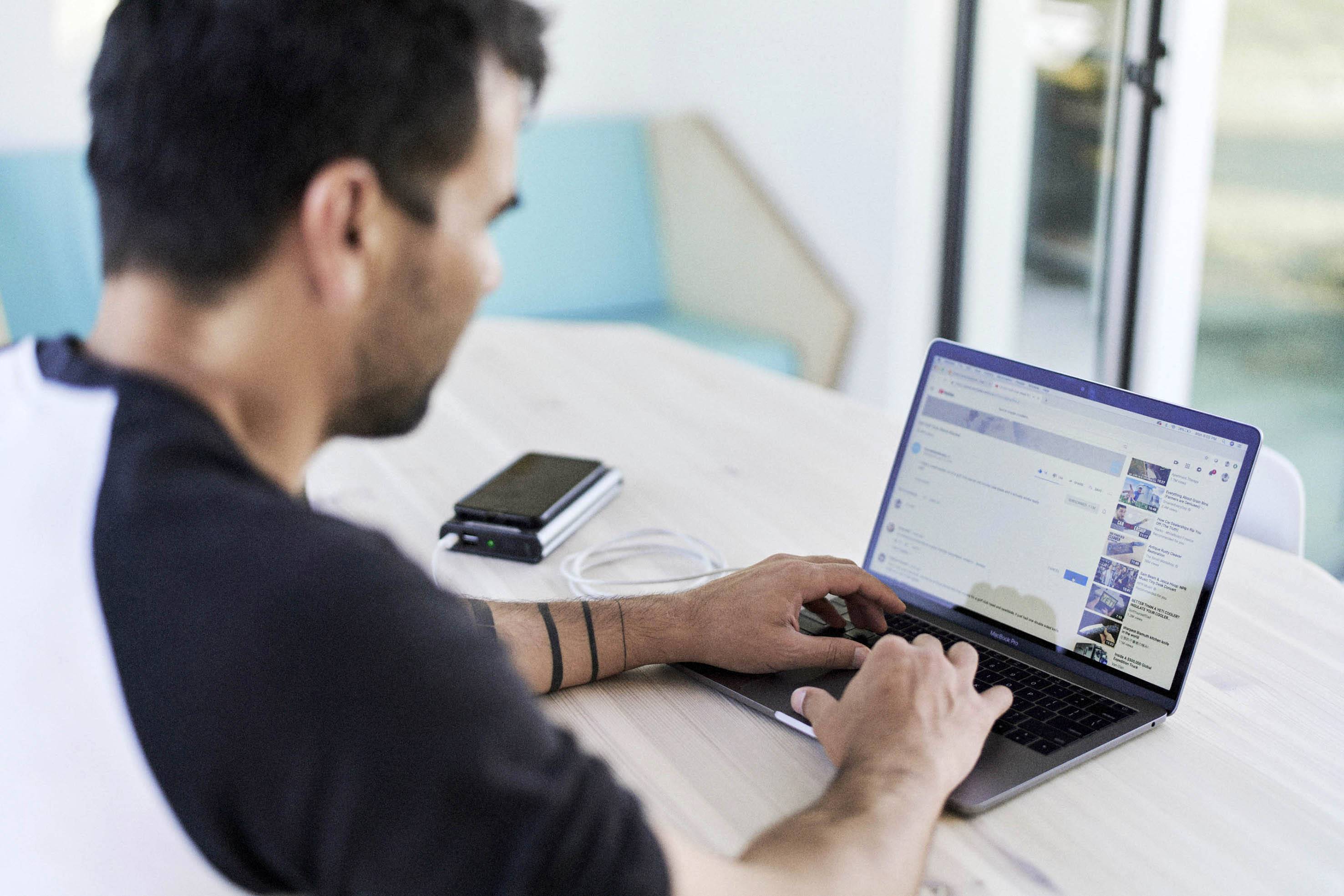 Goal Zero Sherpa 100PD Solar Powerbank 6400 mAh Qi Wireless Charging Li-Ion USB-A, USB-C® Schwarz Statusanzeige, gleichzeitiges