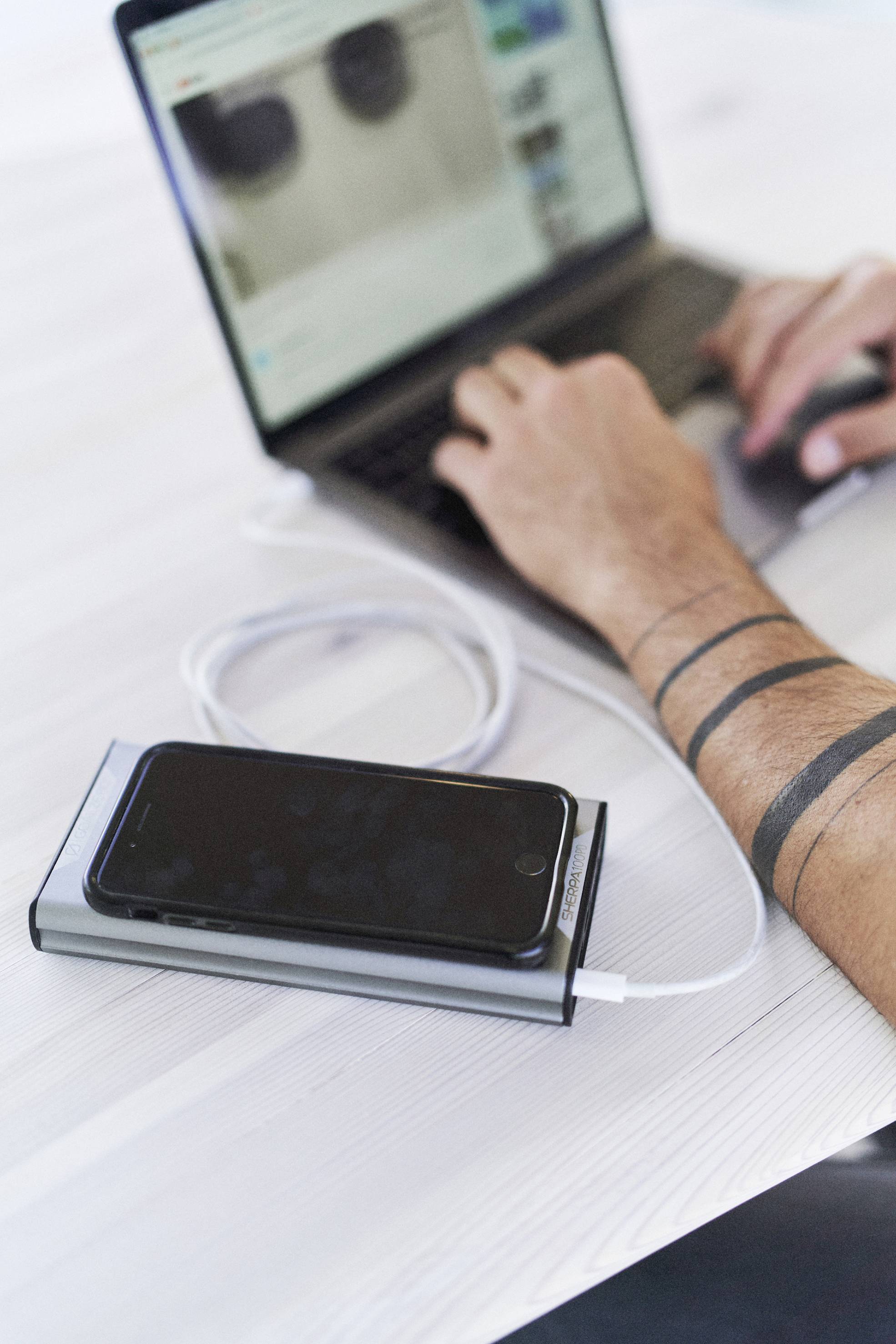 Goal Zero Sherpa 100PD Solar Powerbank 6400 mAh Qi Wireless Charging Li-Ion USB-A, USB-C® Schwarz Statusanzeige, gleichzeitiges