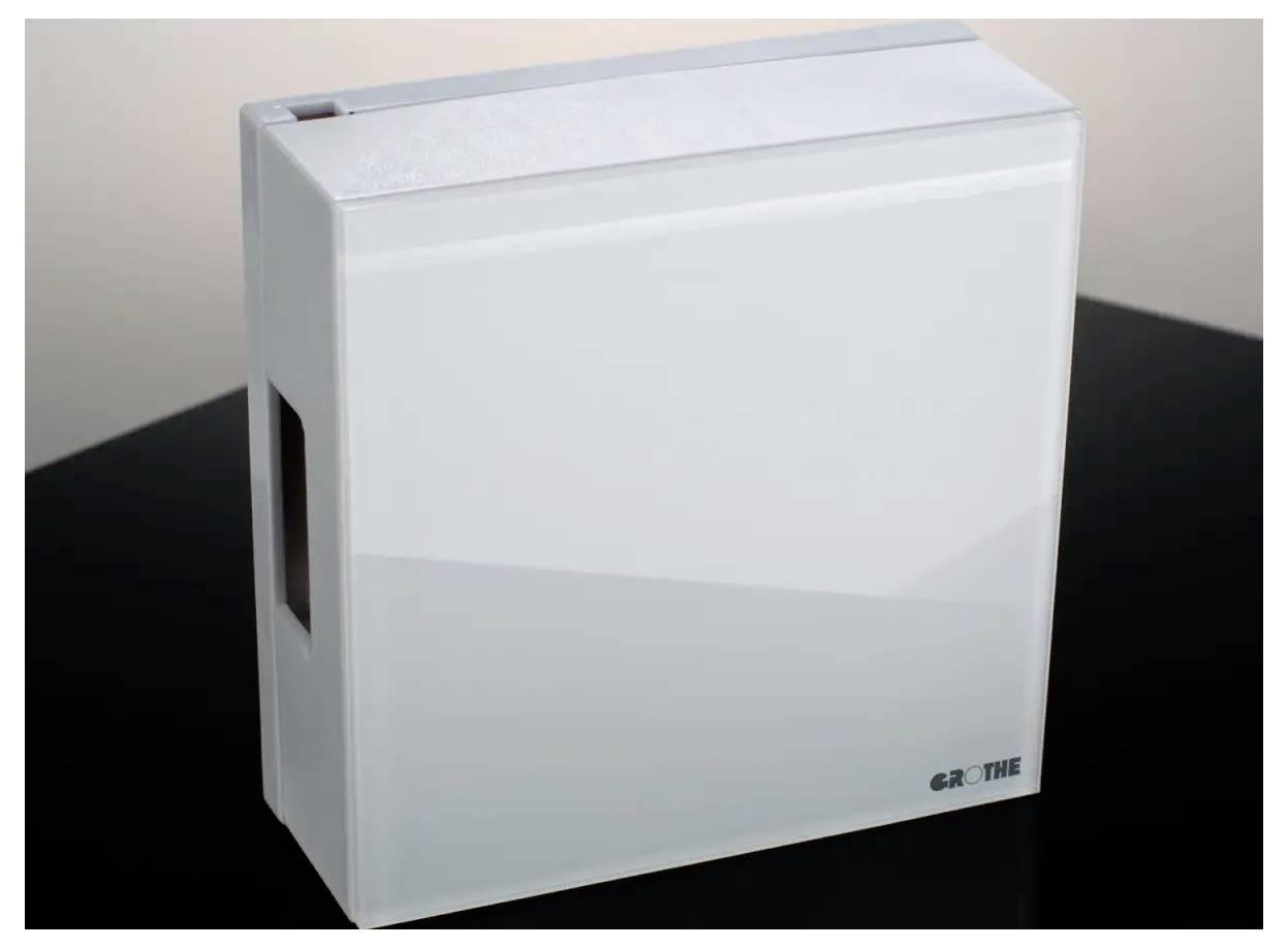 Ein elegantes, graues Grohe-Wasserfiltrationssystem mit minimalistischem Design, das eine rechteckige Form aufweist und das Grohe-Logo unten angebracht hat.