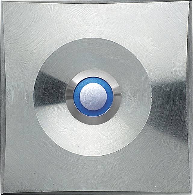 Metallische, quadratische Türklingel mit blauem Knopf in der Mitte. Modernes Design.