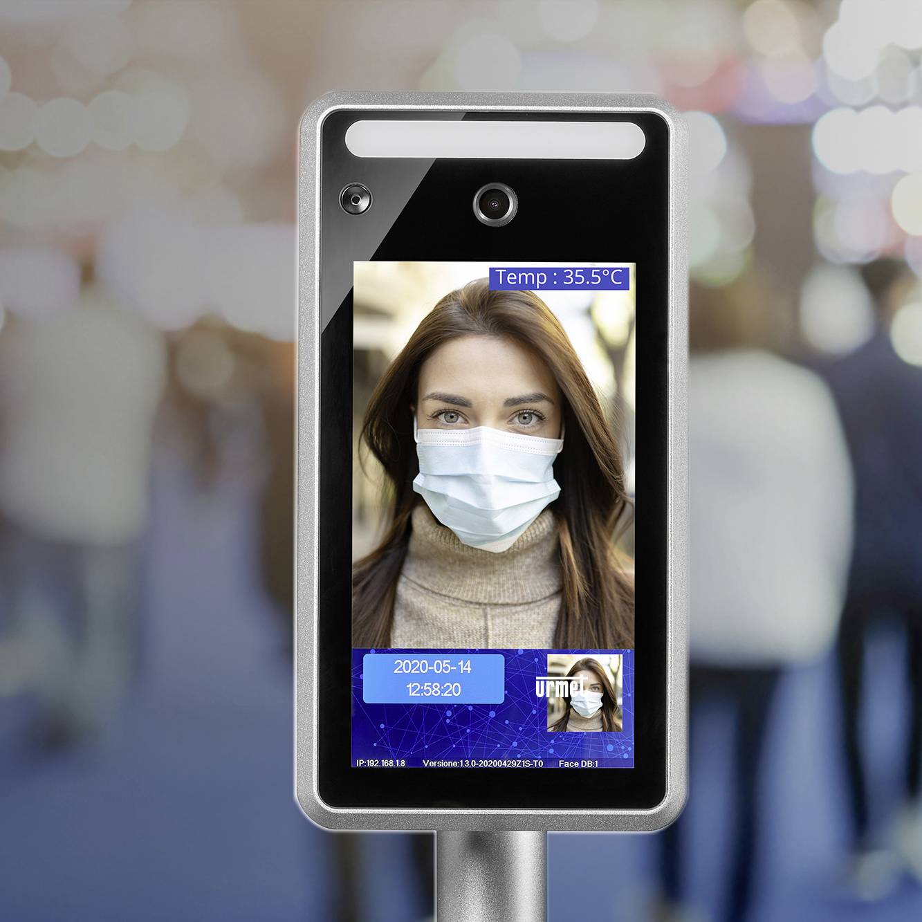 Ein mobiler Temperaturmess- und Maskenerkennungssensor zeigt das Gesicht einer Frau mit Maske an. Temperatur: 35,5 °C.