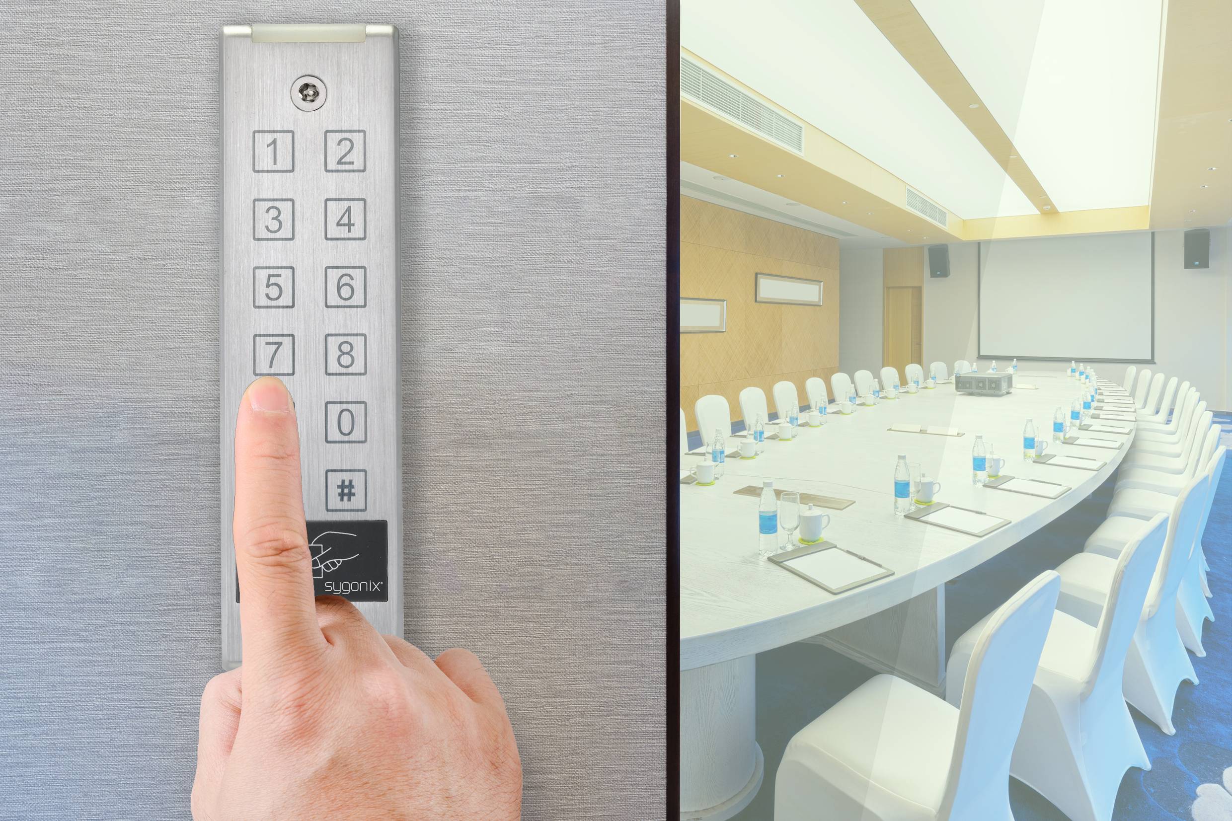 Eine Hand drückt auf ein Tastenfeld, daneben ein leerer, moderner Konferenzraum mit ovalem Tisch und weißen Stühlen, bereit für ein Meeting.