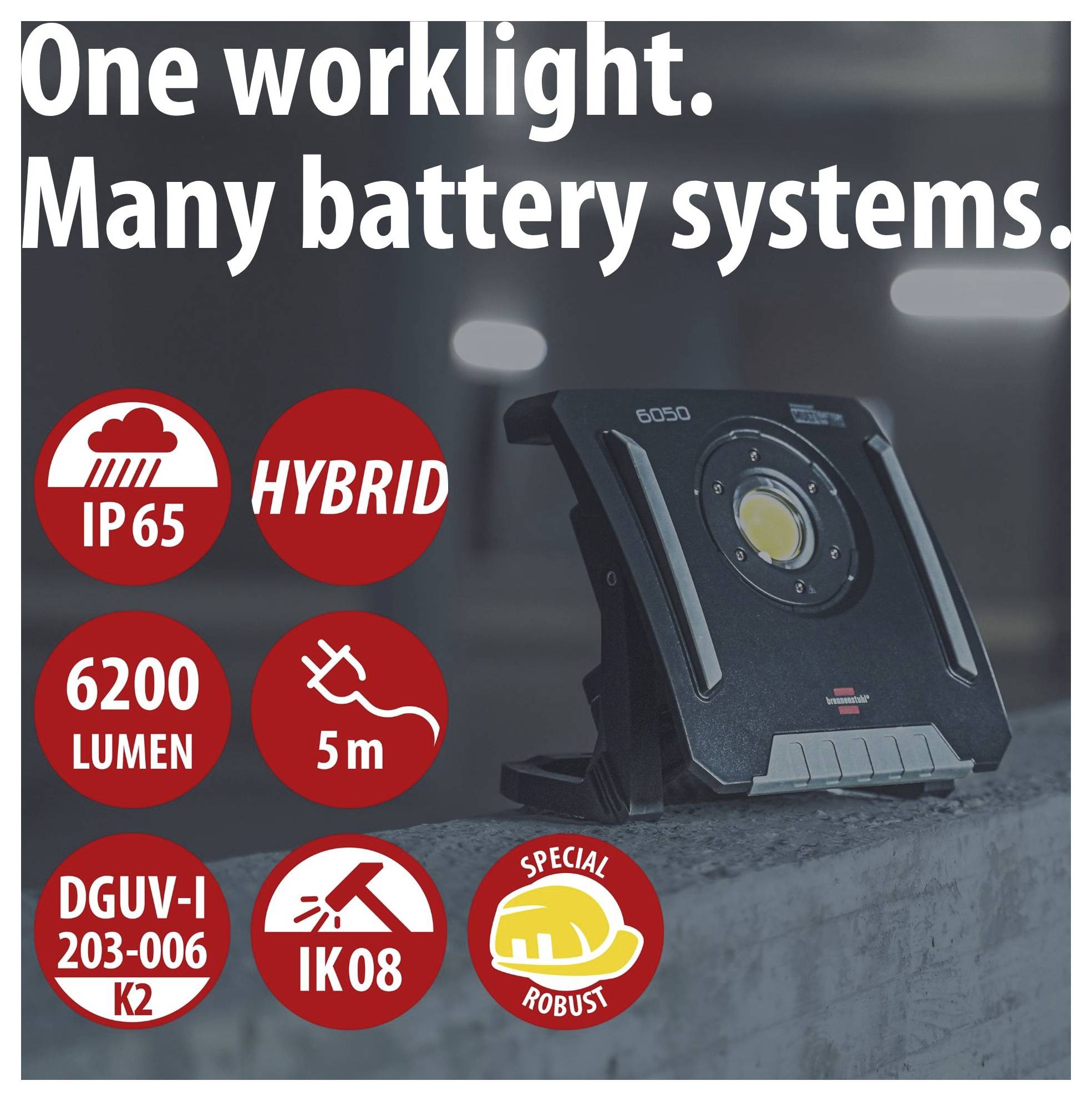 Werbeplakat für eine Arbeitsleuchte: 'One worklight. Many battery systems.' Mit Symbolen für IP65, Hybrid, 6200 Lumen, 5 m, DGUV-I 203-006, IK08 und 'Special Robust'.