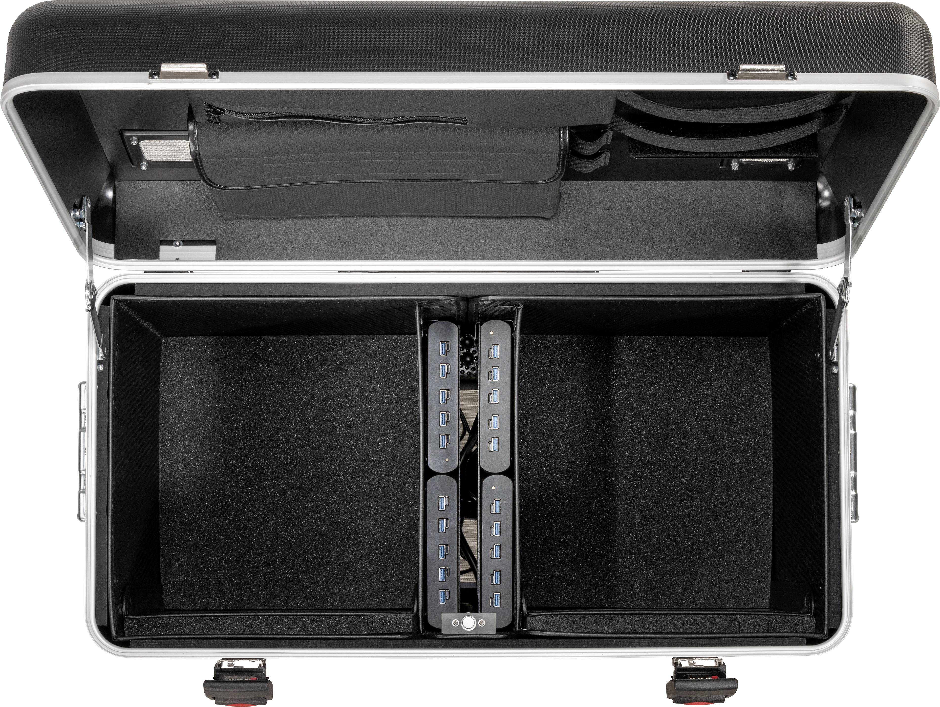 Ein geöffneter Koffer mit zwei gepolsterten Fächern, Halterungen für Kabel und einer Tasche im Deckel, ideal für Fotoausrüstung.